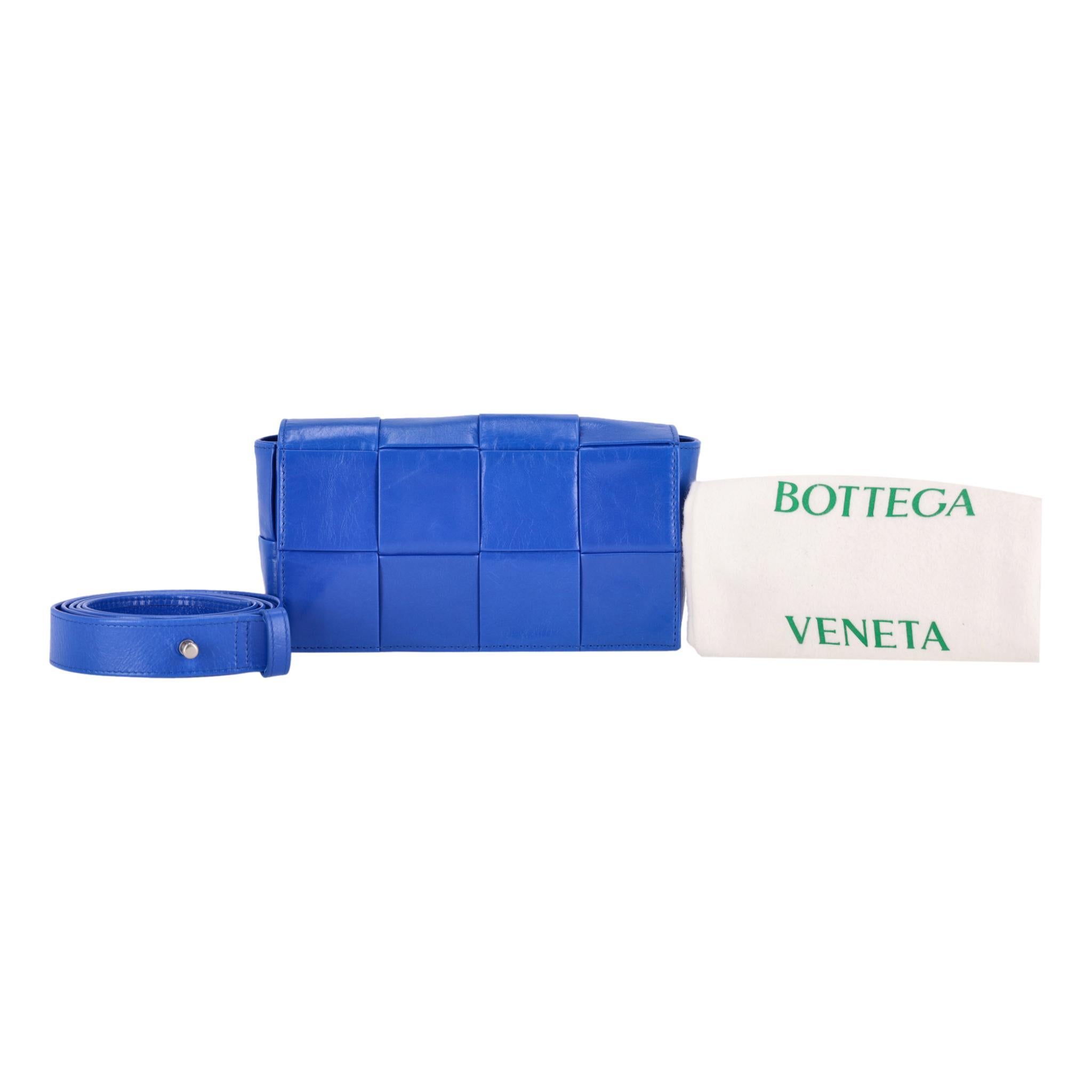 Riñonera de piel Bottega Veneta Intrecciato

Riñonera azul confeccionada en piel de ternero con el característico motivo Intrecciato de la marca.

Con una correa ajustable a juego y una solapa frontal que conduce a un interior tonal con un