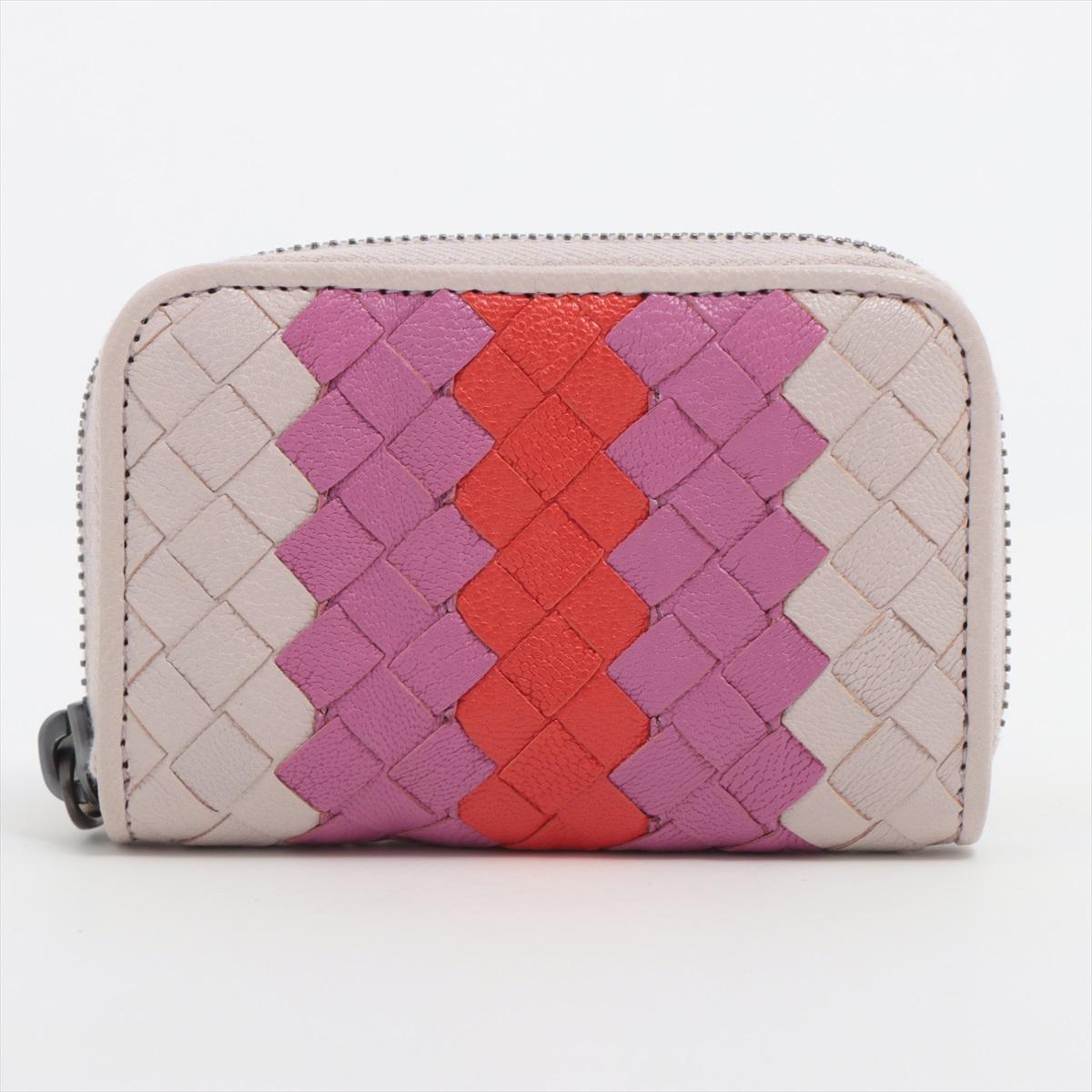 Le porte-monnaie en cuir Intrecciato multicolore de Bottega Veneta est un accessoire vibrant et compact qui met en valeur le savoir-faire renommé de la marque. Doté de la technique de cuir tissé Intrecciato emblématique, ce porte-monnaie associe le