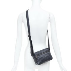 BOTTEGA VENETA: borsa a tracolla nera in pelle Intrecciato con chiusura frontale a zip, pensata per la fotocamera