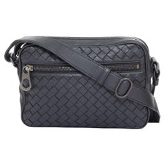 BOTTEGA VENETA: borsa a tracolla nera in pelle Intrecciato con chiusura frontale a zip, pensata per la fotocamera