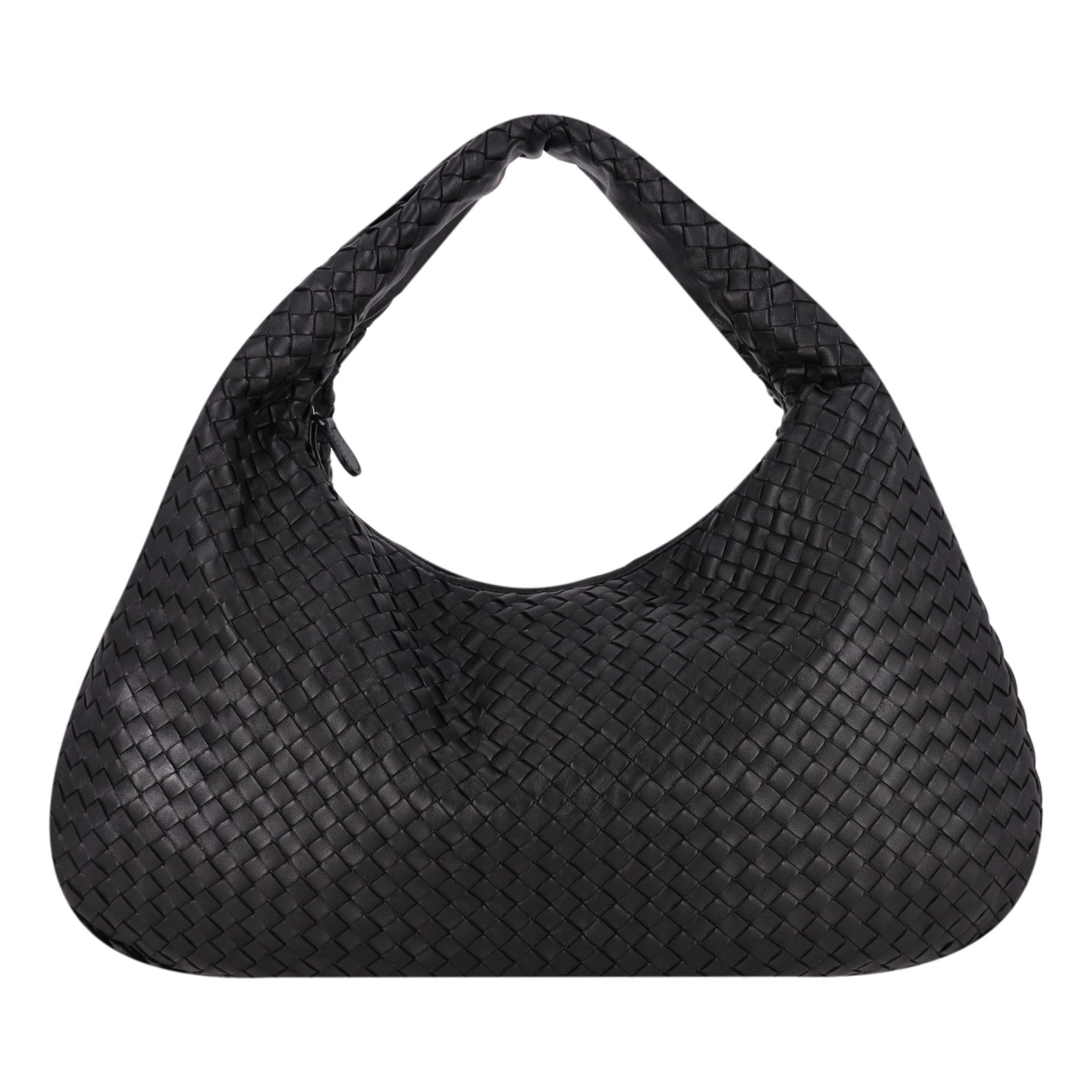 Sac hobo en cuir Bottega Veneta Intrecciato

Sac à bandoulière noir conçu avec le tissage Intrecciato signature de la marque.

Le haut est zippé et mène à un intérieur spacieux avec une poche zippée et une étiquette logo en cuir. 

Rrp Approx.