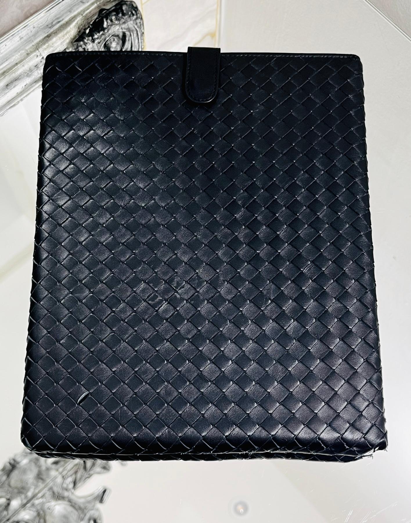 Bottega Veneta Intrecciato Leather iPad Case

Black case designed with the brand's signature woven pattern.

Featuring top snap closure leading to taube fabric lined interior.

Size – Height 27cm, Width 21cm, Depth 1cm

Condition – Very