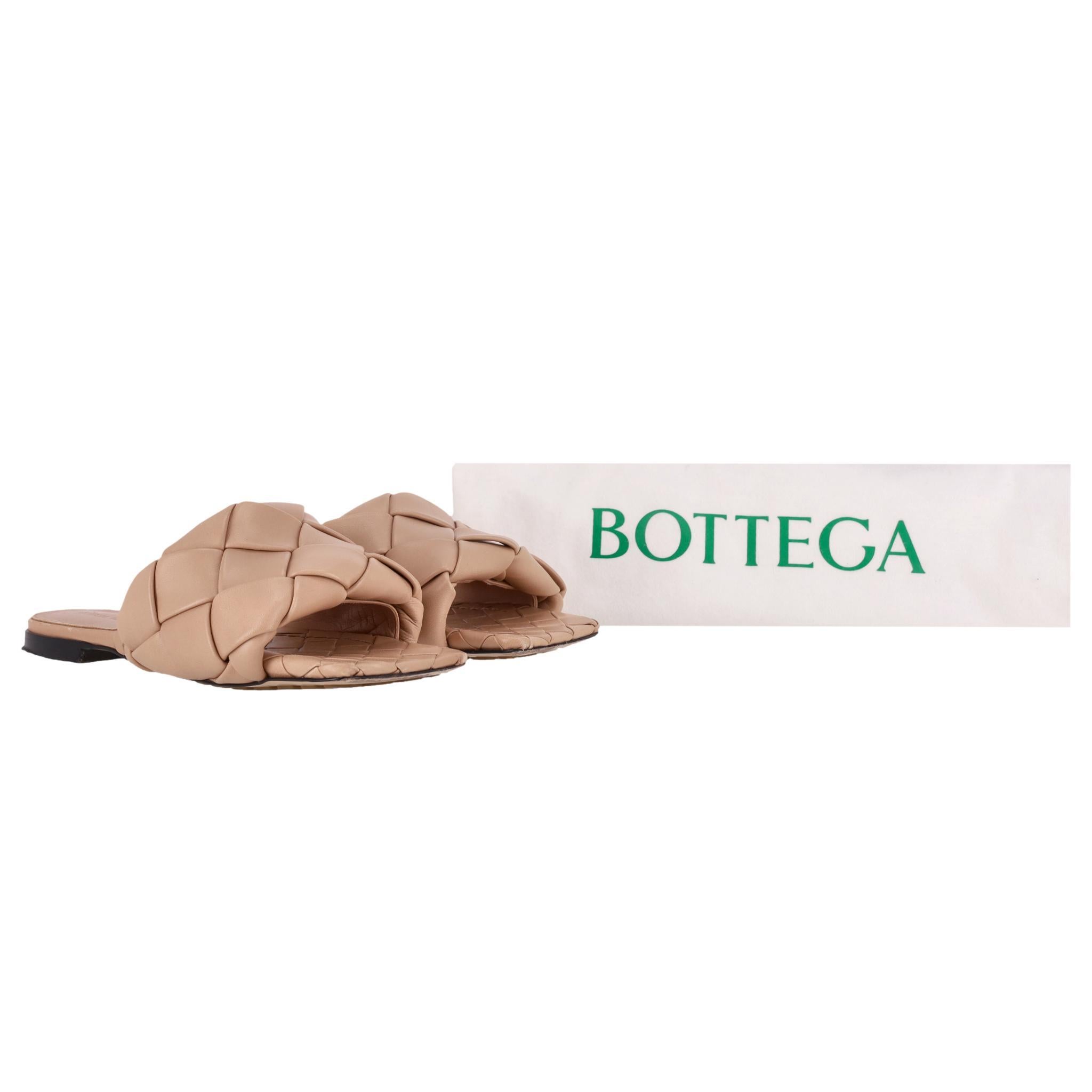 Sandales Lido en cuir Intrecciato de Bottega Veneta

Mules plates nude formées de cuir d'agneau et dotées d'une large bride tissée Intrecciato.

Semelles intérieures en cuir et semelles extérieures en cuir injecté de caoutchouc.

Rrp £1,010

Taille