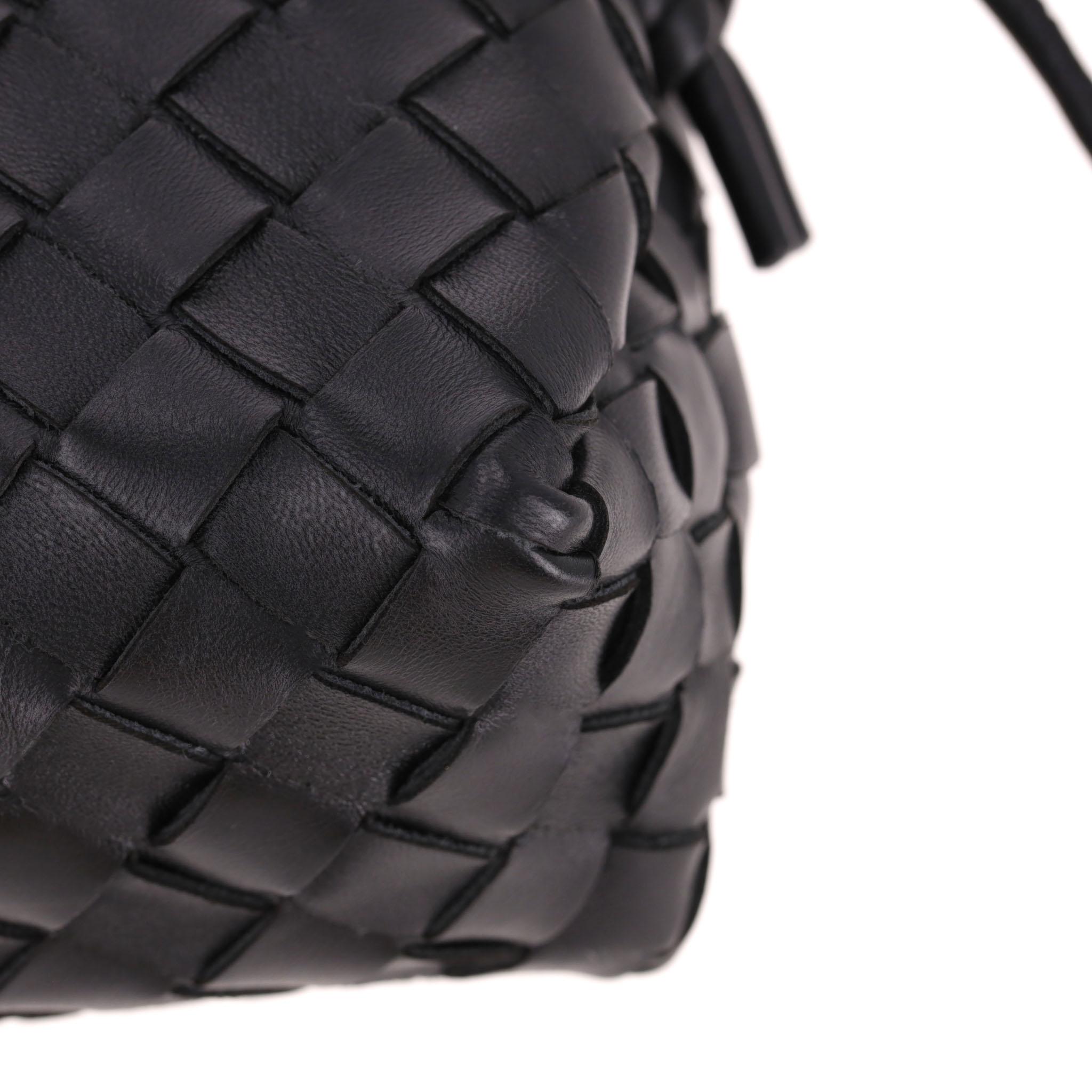 Bottega Veneta Intrecciato Leder Kleine Loop Crossbody Tasche im Angebot 5