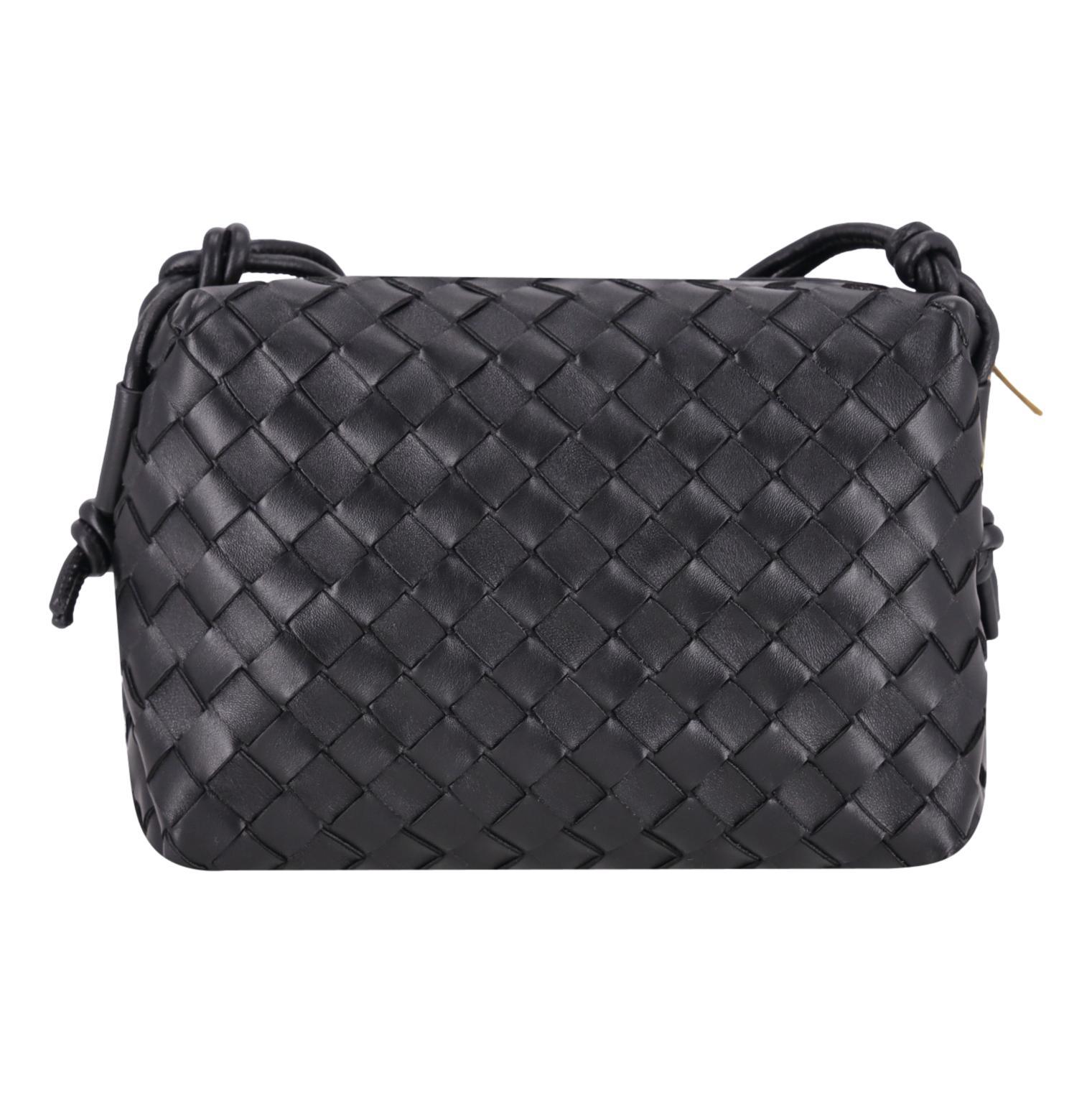 Bottega Veneta Intrecciato Leder Kleine Loop Crossbody Tasche (Schwarz) im Angebot