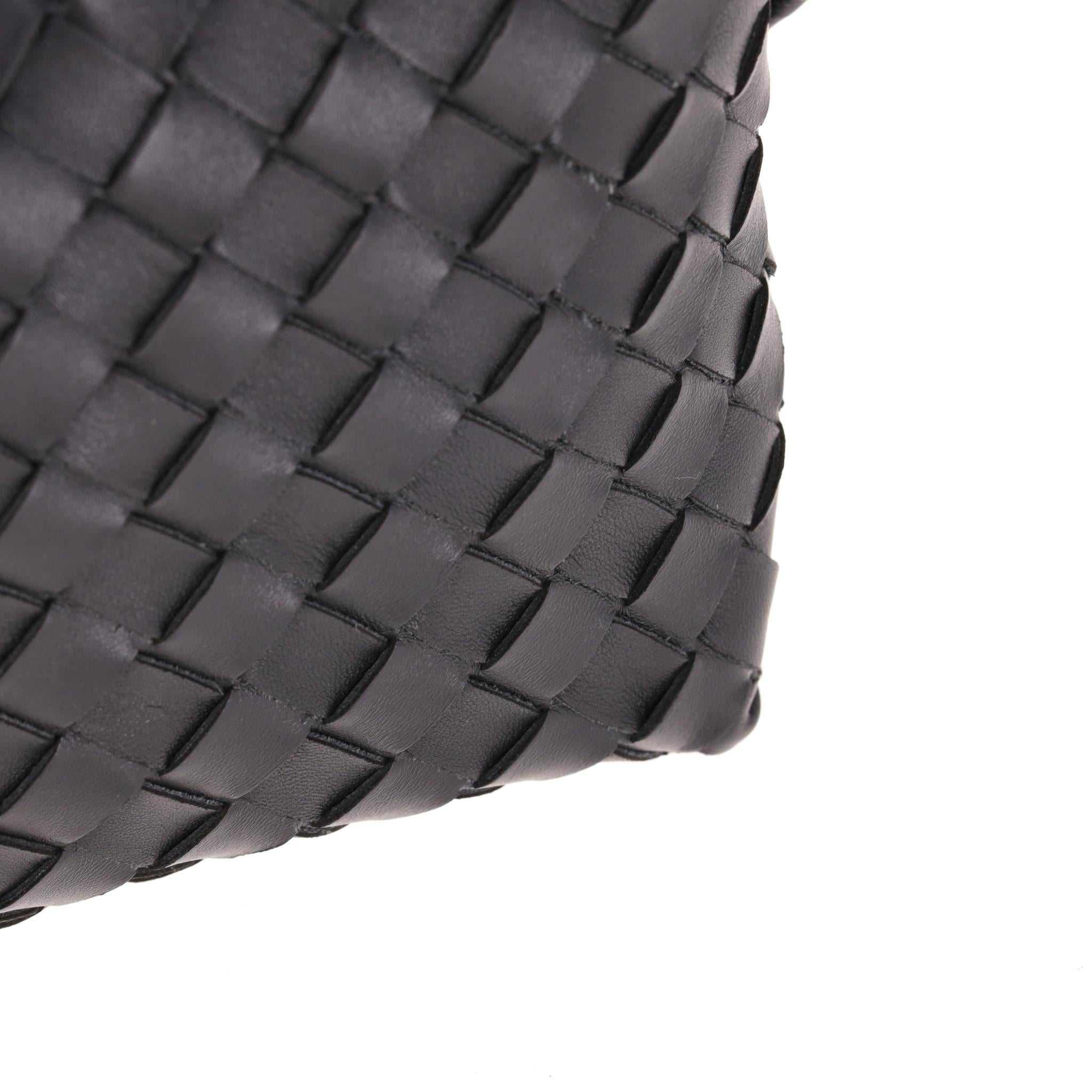 Bottega Veneta Intrecciato Leder Kleine Loop Crossbody Tasche im Angebot 3