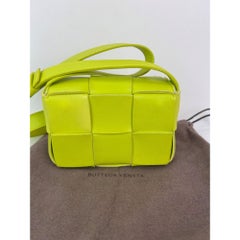 Bottega Veneta Intrecciato Mini Cassette – Limonengrüne Umhängetasche aus Lammleder