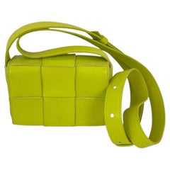 Bottega Veneta Intrecciato Mini Cassette – Limonengrüne Umhängetasche aus Lammleder