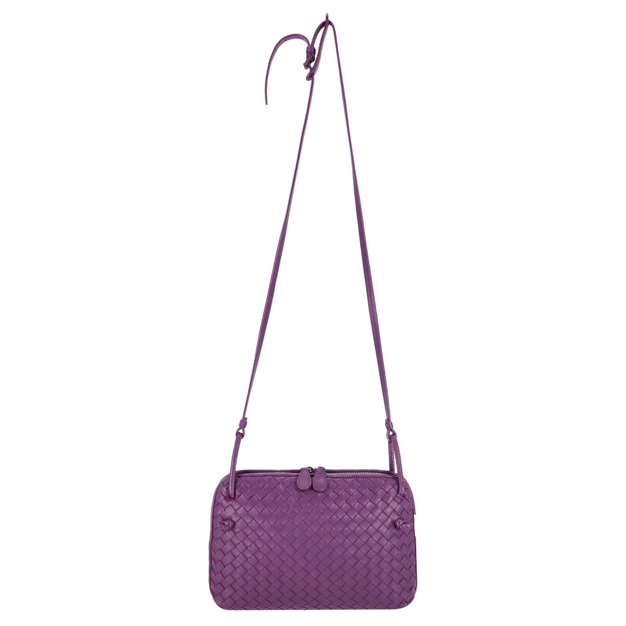 Bottega Veneta Borsa a tracolla Nodini in pelle Nappa Intrecciato

Borsa crossbody viola realizzata con la tipica pelle Intrecciato del marchio.

Caratterizzata da una chiusura a zip bidirezionale e da una tracolla in pelle regolabile.

Interno in
