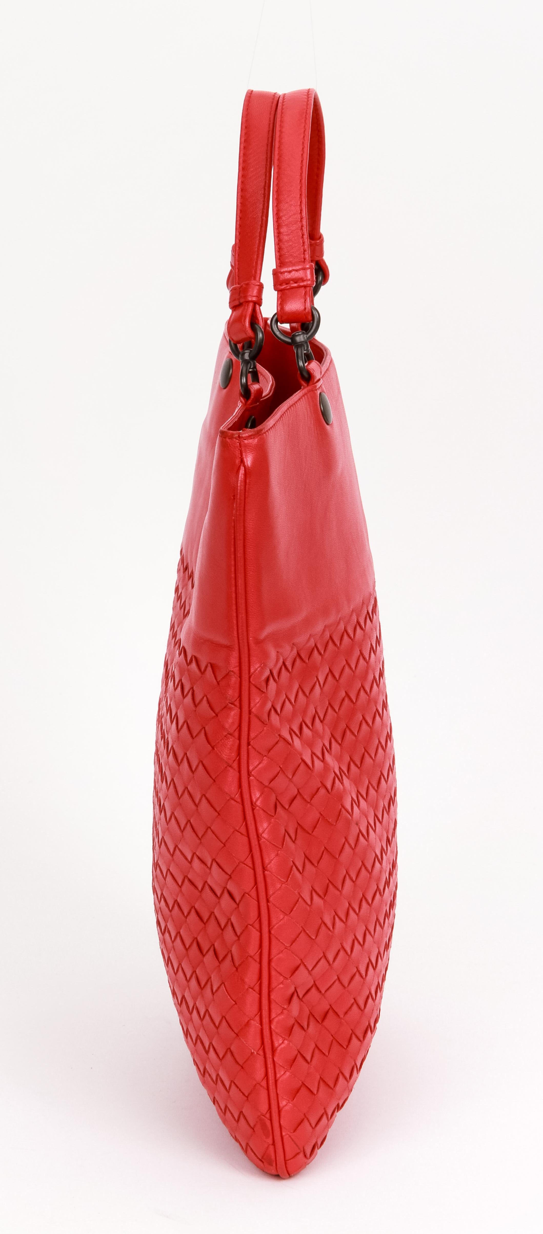 Bottega Veneta Intrecciato Rote Tasche aus gewebtem Lammfell im Zustand „Gut“ im Angebot in West Hollywood, CA