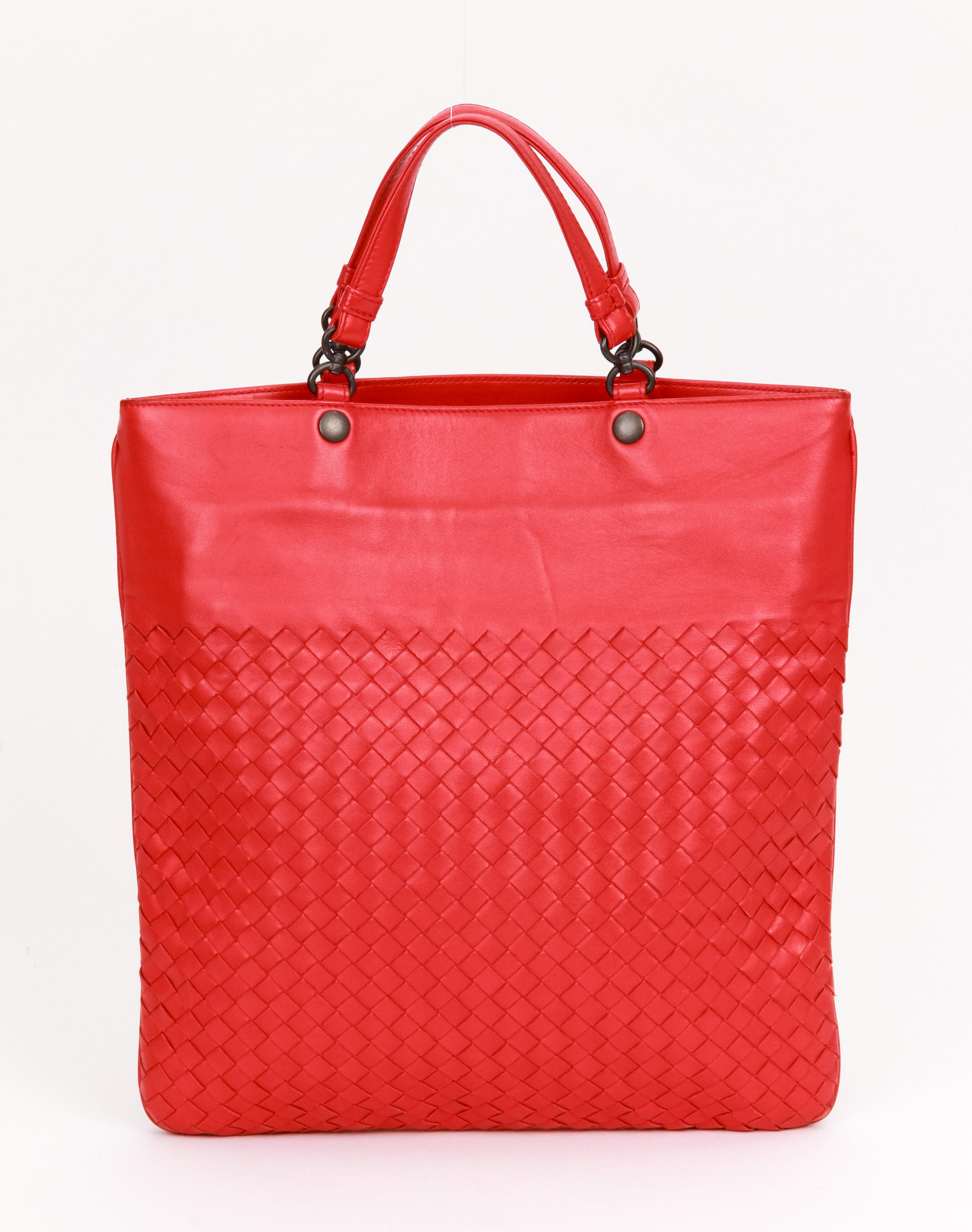 Bottega Veneta Intrecciato Rote Tasche aus gewebtem Lammfell Damen im Angebot