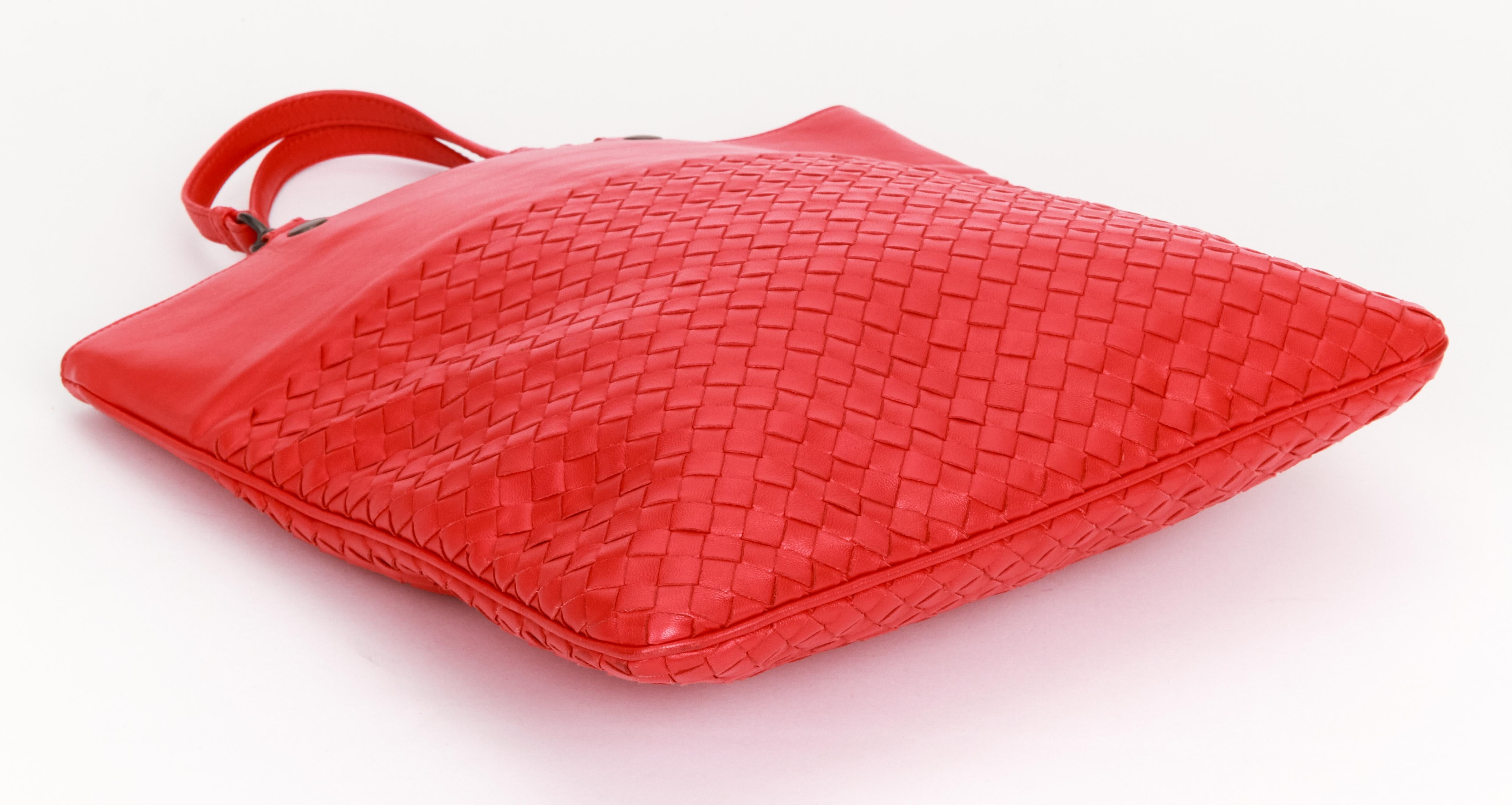 Bottega Veneta Intrecciato Rote Tasche aus gewebtem Lammfell im Angebot 1