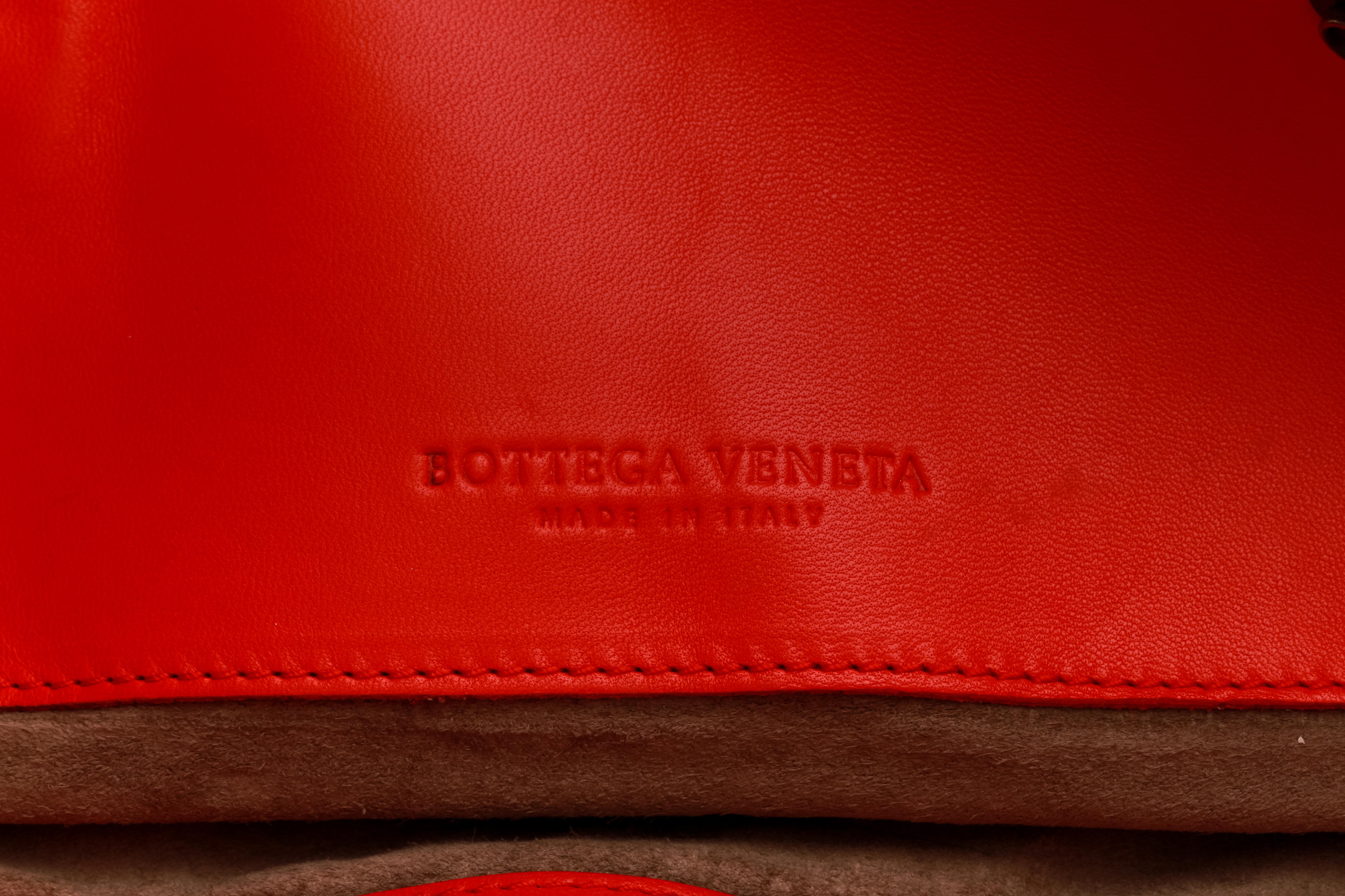 Bottega Veneta Intrecciato Rote Tasche aus gewebtem Lammfell im Angebot 4