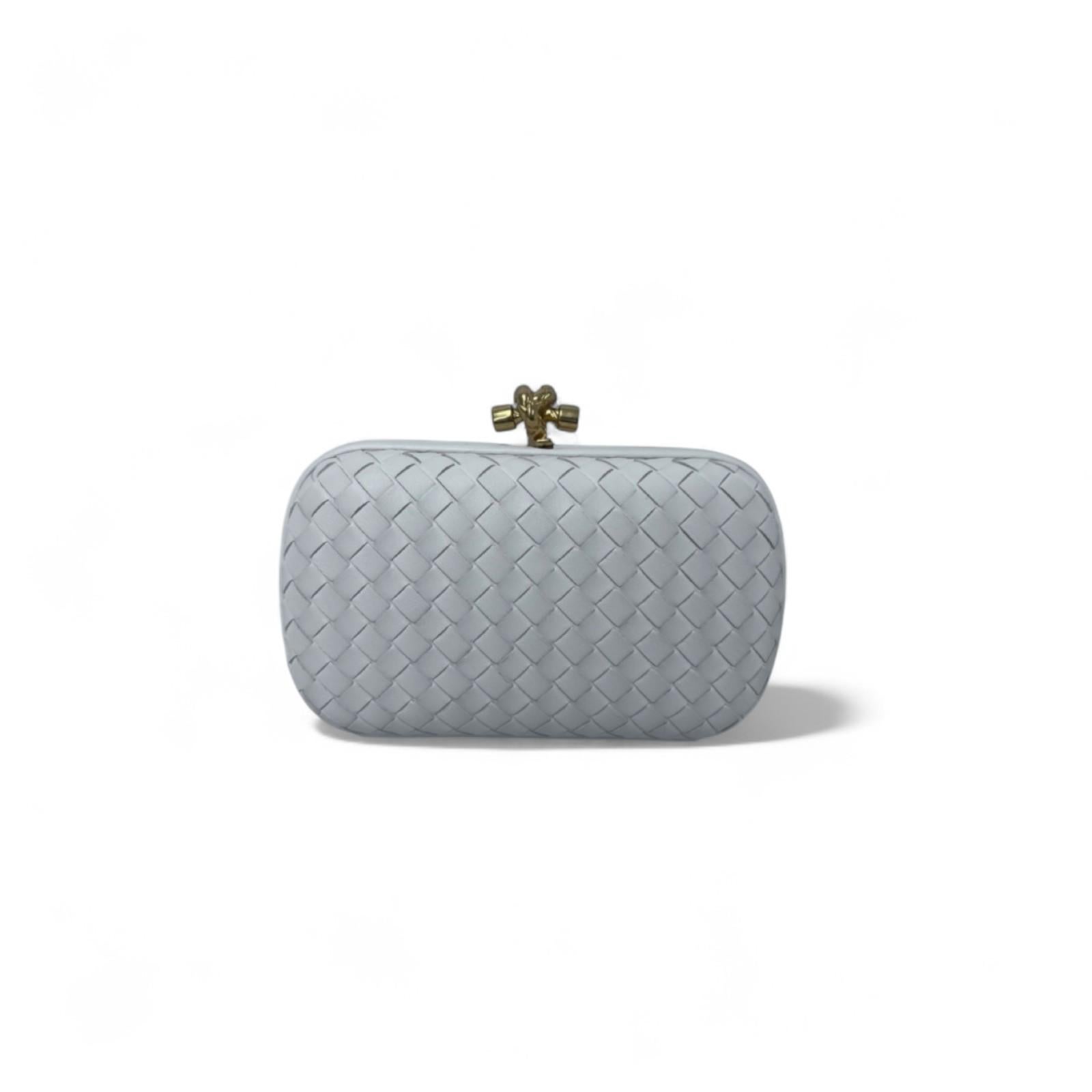 Diese Clutch von Bottega Veneta ist ein zeitloser Ausdruck von dezentem Luxus. Sie präsentiert das ikonische Intrecciato-Leder der Marke in einem frischen und vielseitigen weißen Farbton. Die weiche, strukturierte Silhouette wurde mit viel Liebe zum