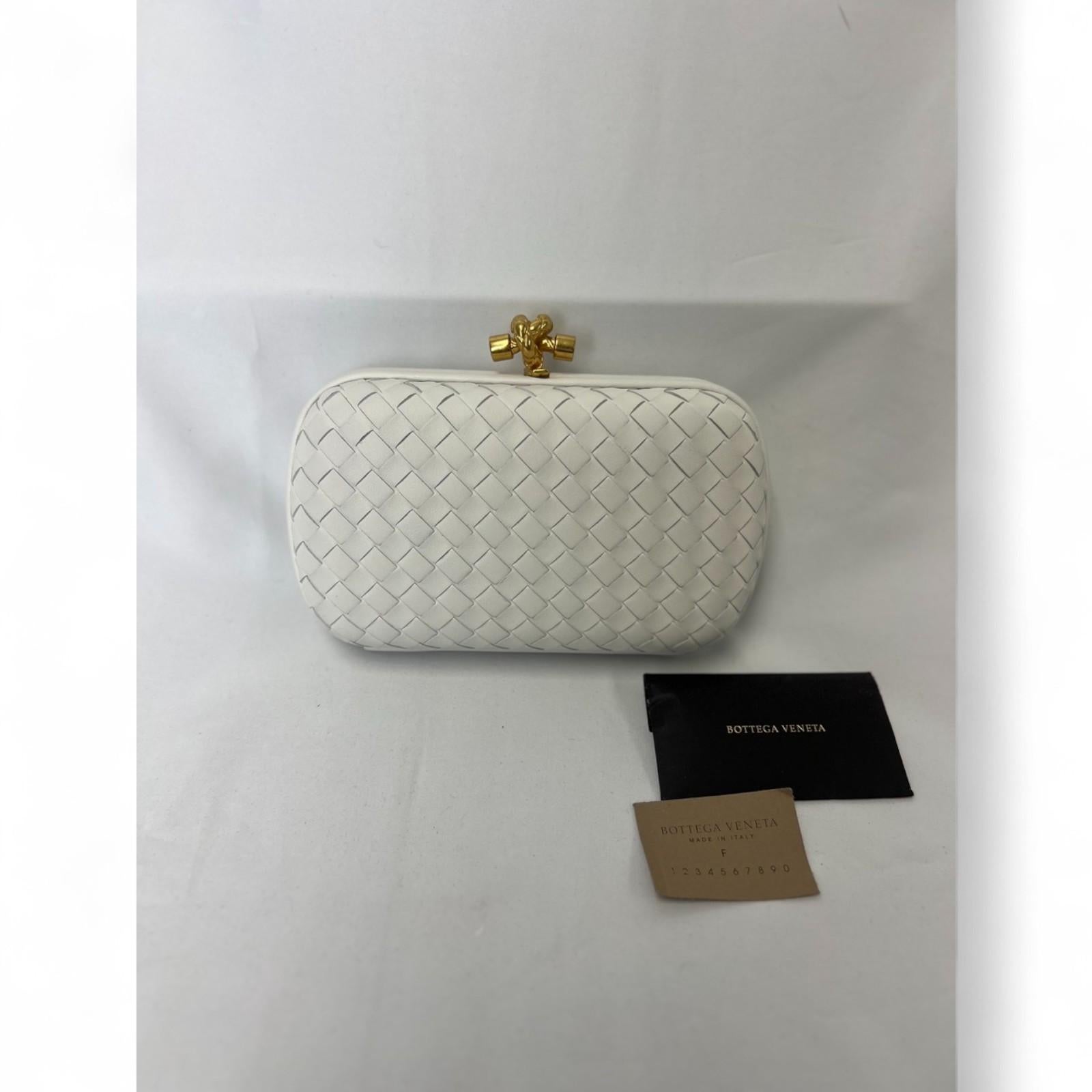 Bottega Veneta Intrecciato Weiße Leder-Clutch mit Goldkette im Zustand „Hervorragend“ im Angebot in West Hartford, CT