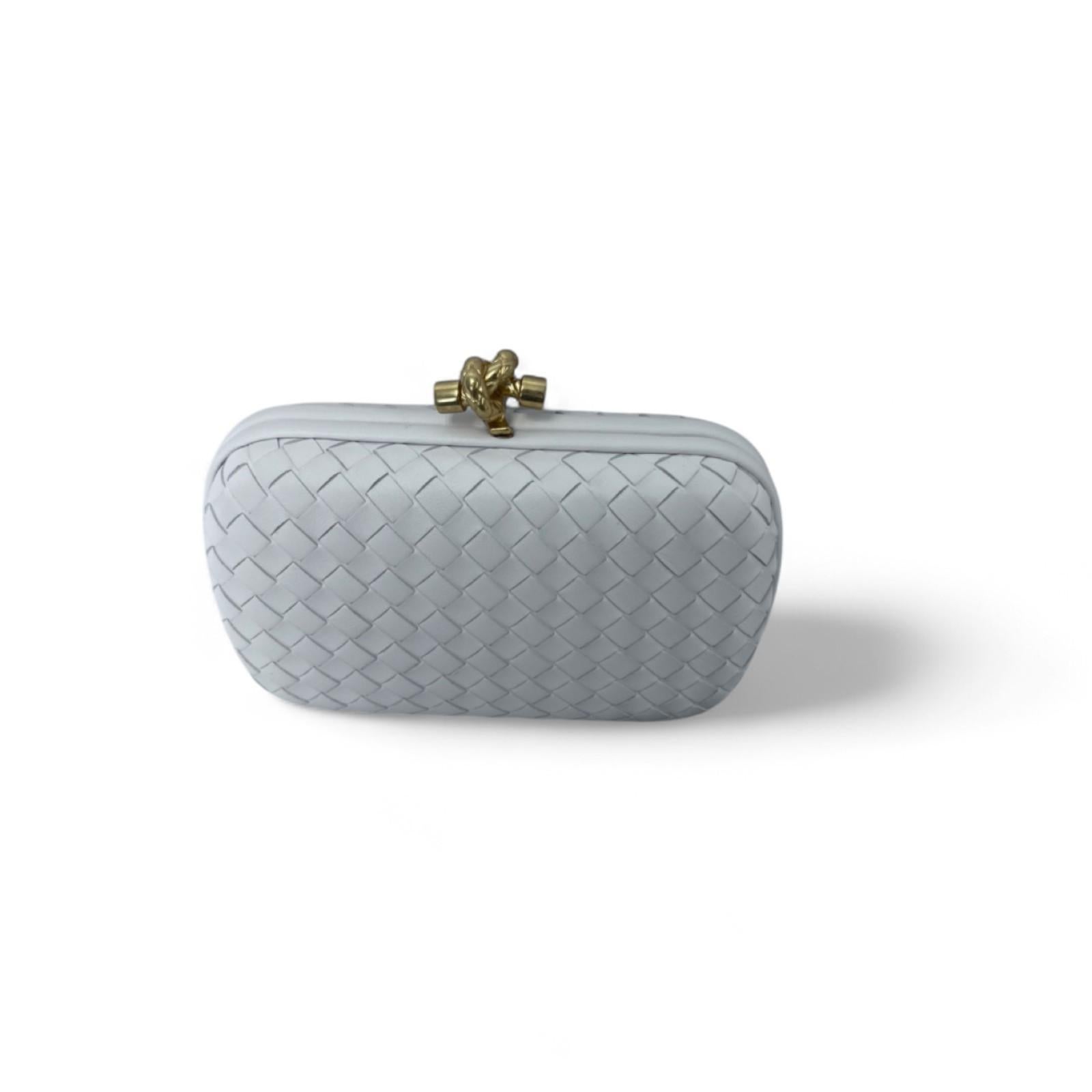 Bottega Veneta Intrecciato Weiße Leder-Clutch mit Goldkette Damen im Angebot