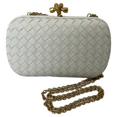 Bottega Veneta Pochette Intrecciato in pelle bianca con catena d'oro