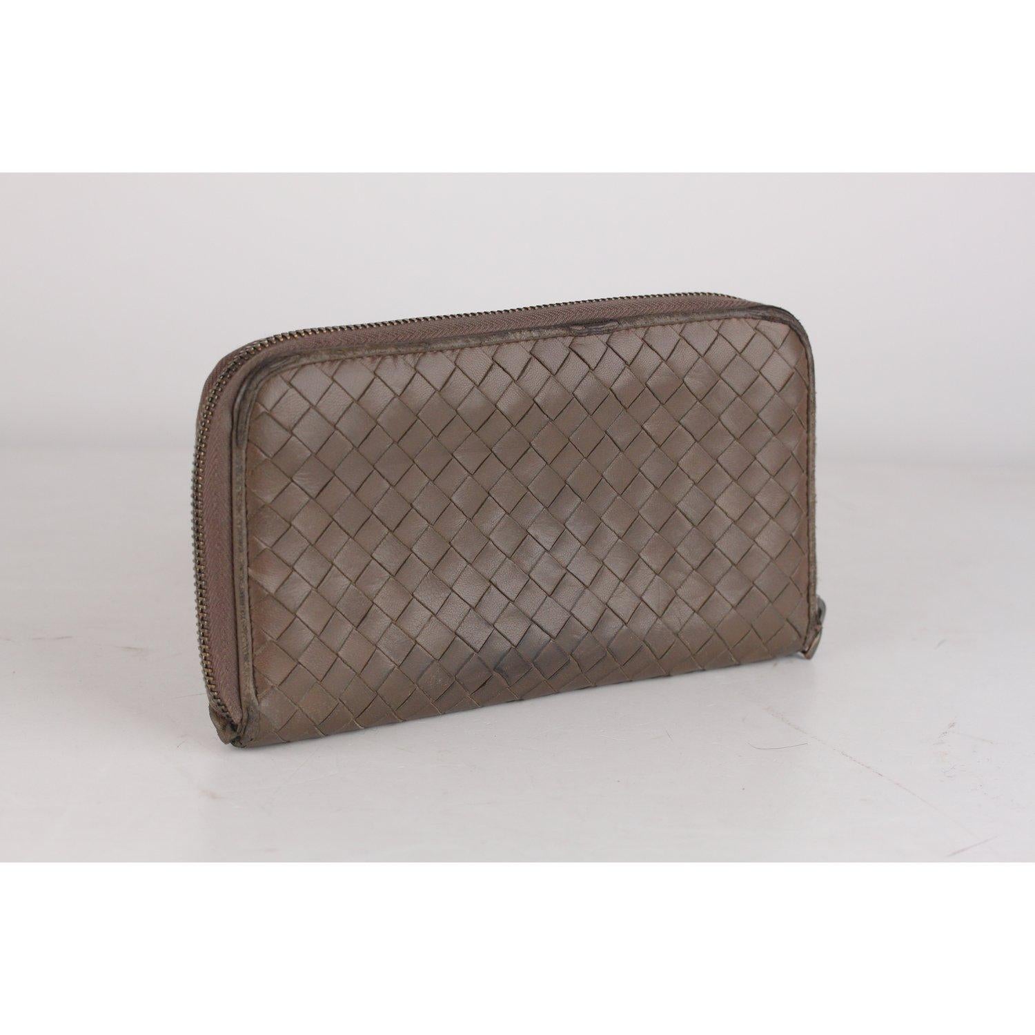 MATERIAL: Leather COLOR: Taupe MODEL: Continental wallet GENDER: Women SIZE: Medium Condition CONDITION DETAILS: B :GOOD CONDITION - Some light wear of use - Some normal wear of use on leather (especially on corners amd along the edges), some