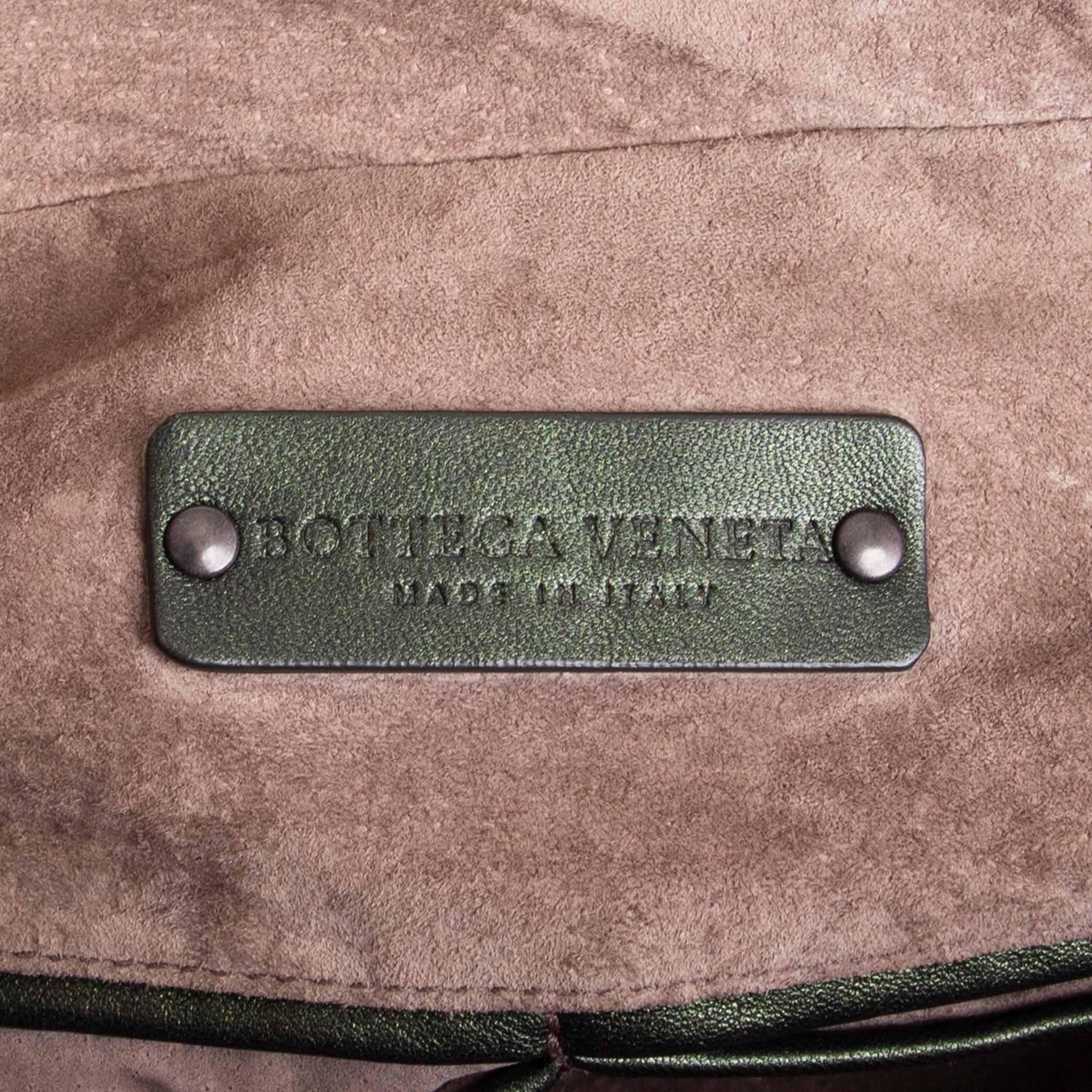 BOTTEGA VENETA iridescent green leather INTRECCIATO TWO POCKET Shoulder Bag In Excellent Condition In Zürich, CH