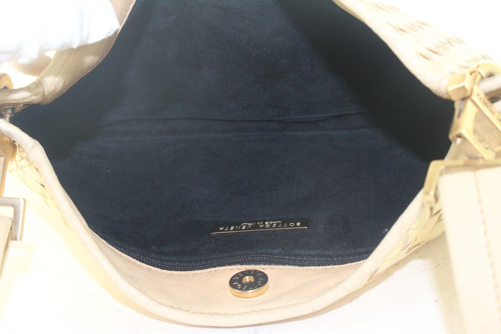 Bottega Veneta Ivory Beige Intrecciato Woven Leather Shoulder Bag 1BV912K In Good Condition For Sale In Dix hills, NY