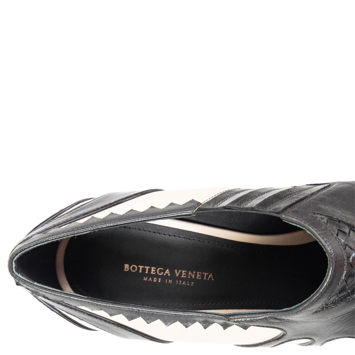 BOTTEGA VENETA elfenbeinfarbene & schwarze Knöchelstiefel aus Leder mit POINTED TOE ANKLE Schuhe 40 im Angebot 1