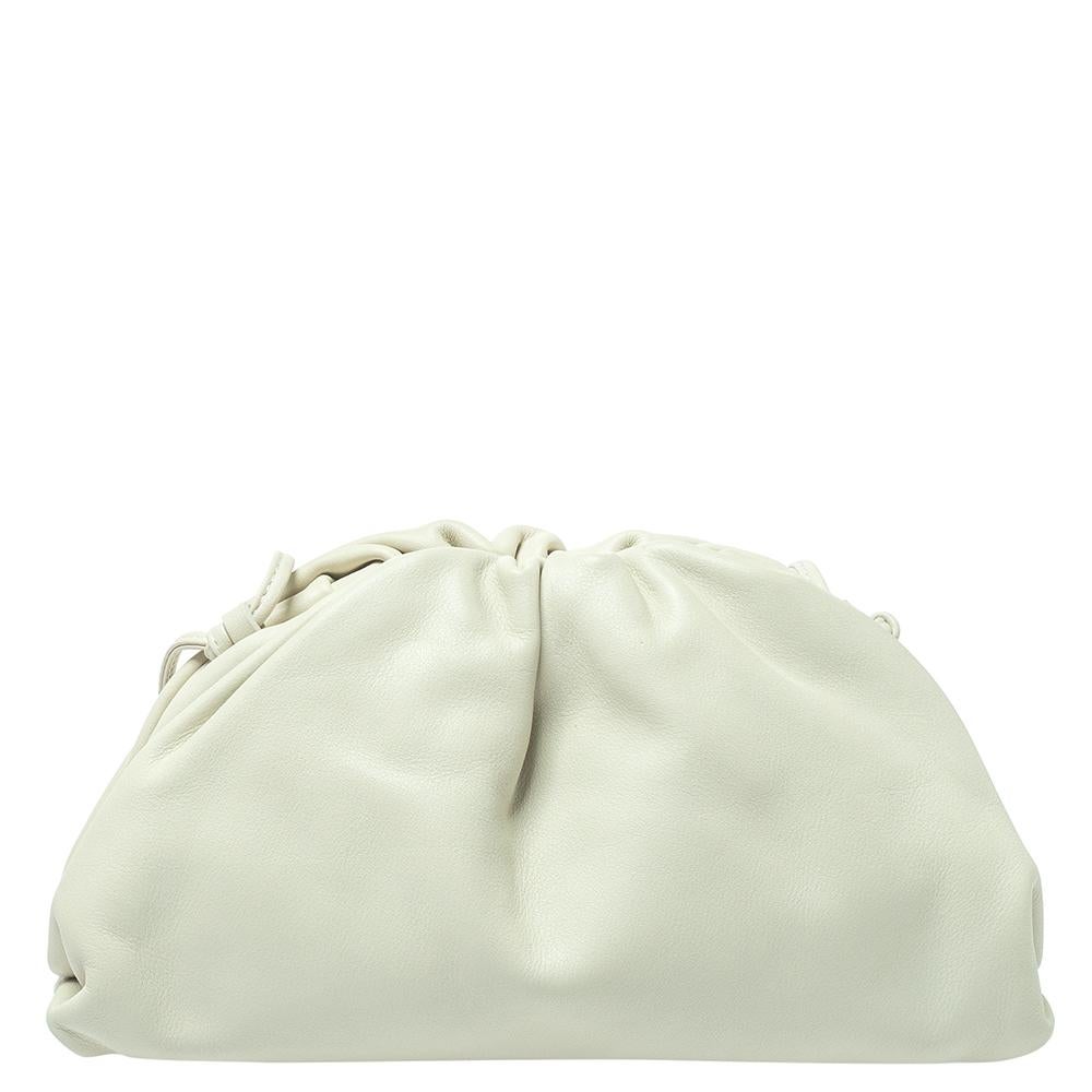 In line with Bottega Veneta's DNA, Creative Director Daniel Lee favors clean lines and a timeless appeal. This Pouch bag is made from supple ivory leather that's gathered along the top. It has a slender shoulder strap so you can wear it cross-body,