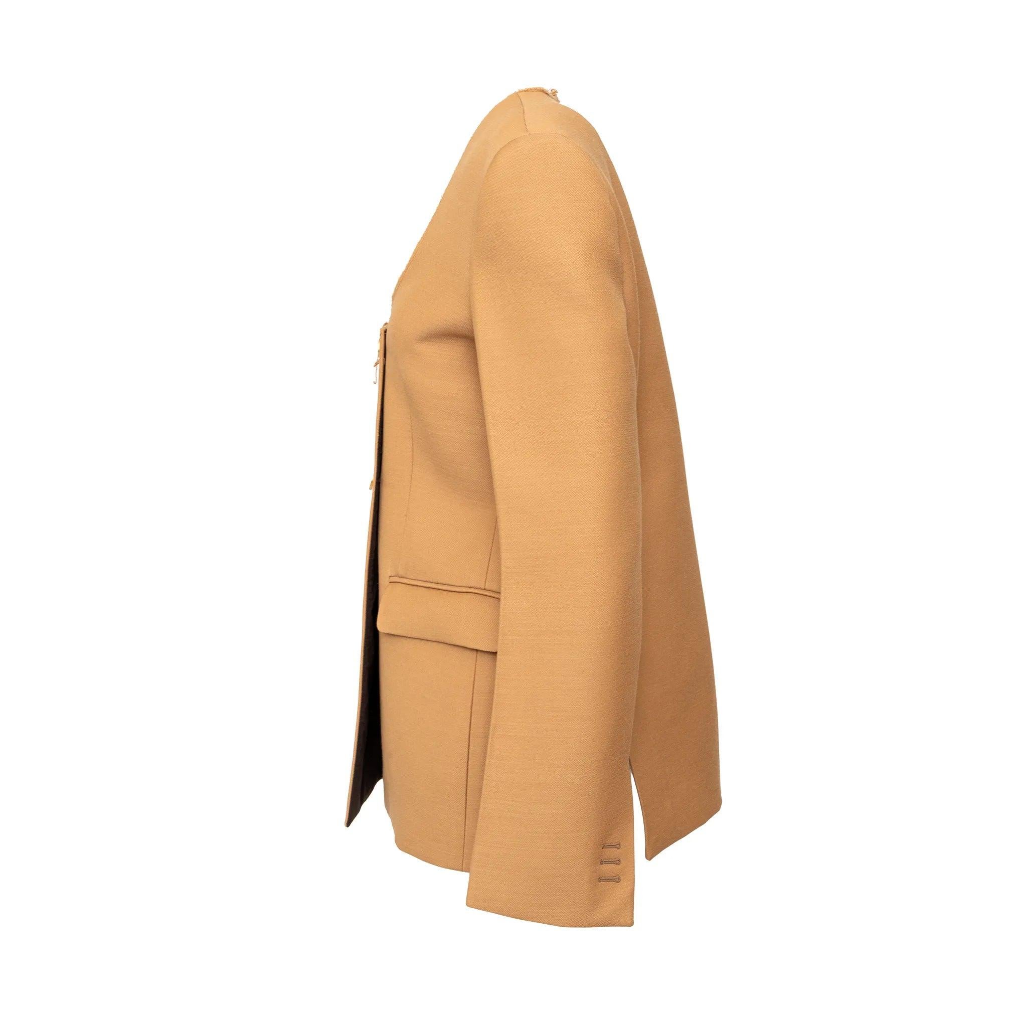 Chaqueta Bottega Veneta de Pre-Fall 2019 en mezcla de lana y acrílico compacta y seca con escote de corte crudo, botones dorados, bolsillos con solapa y medio forro de algodón. 
 Observaciones: hay algo de desteñido en la axila derecha.  
 Medidas: