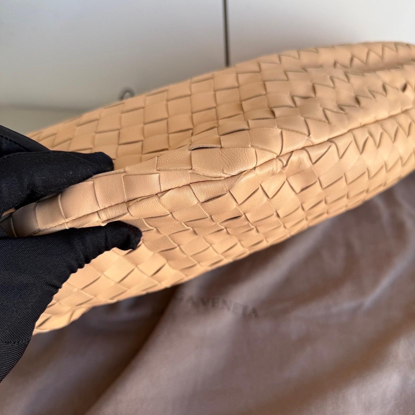 Bottega Veneta Jodie Classic Large Almond Beige Lambskin Leather Clutch Bag For Sale 6