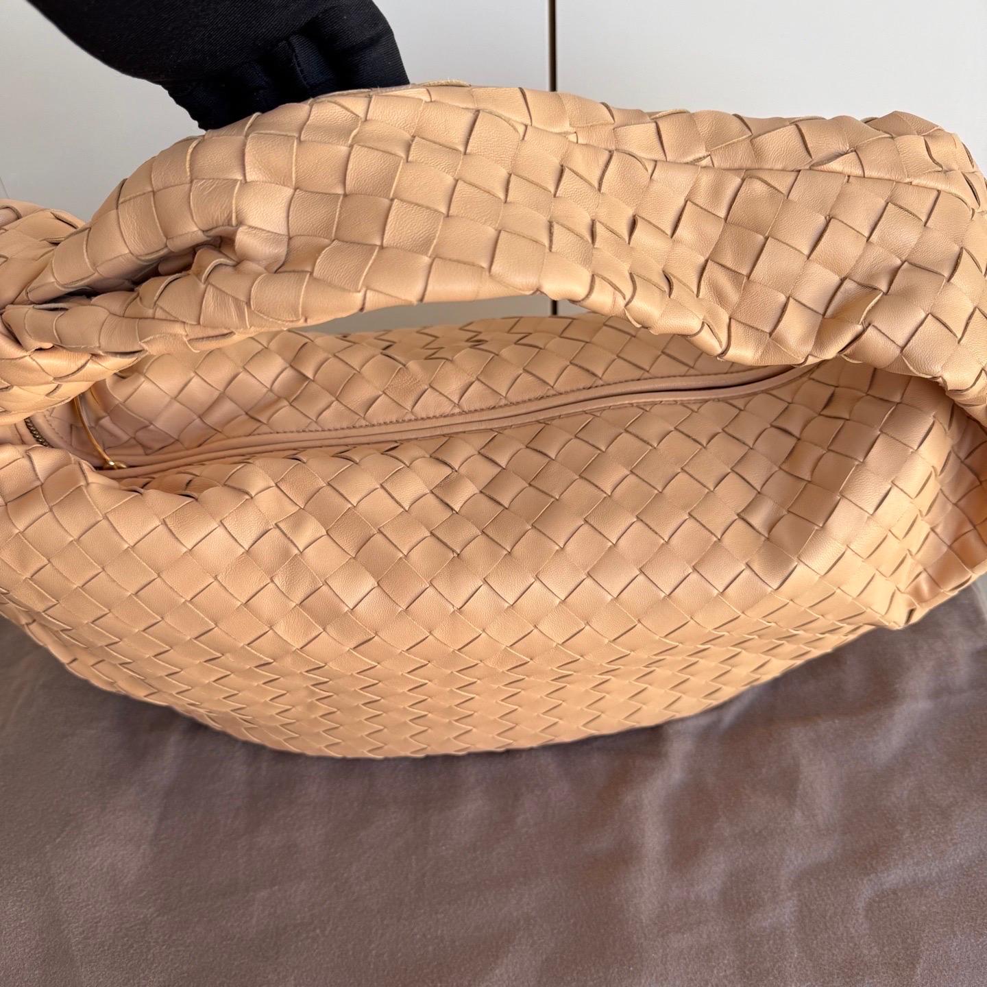Bottega Veneta Jodie Classic Large Almond Beige Lambskin Leather Clutch Bag In New Condition For Sale In AUBERVILLIERS, FR
