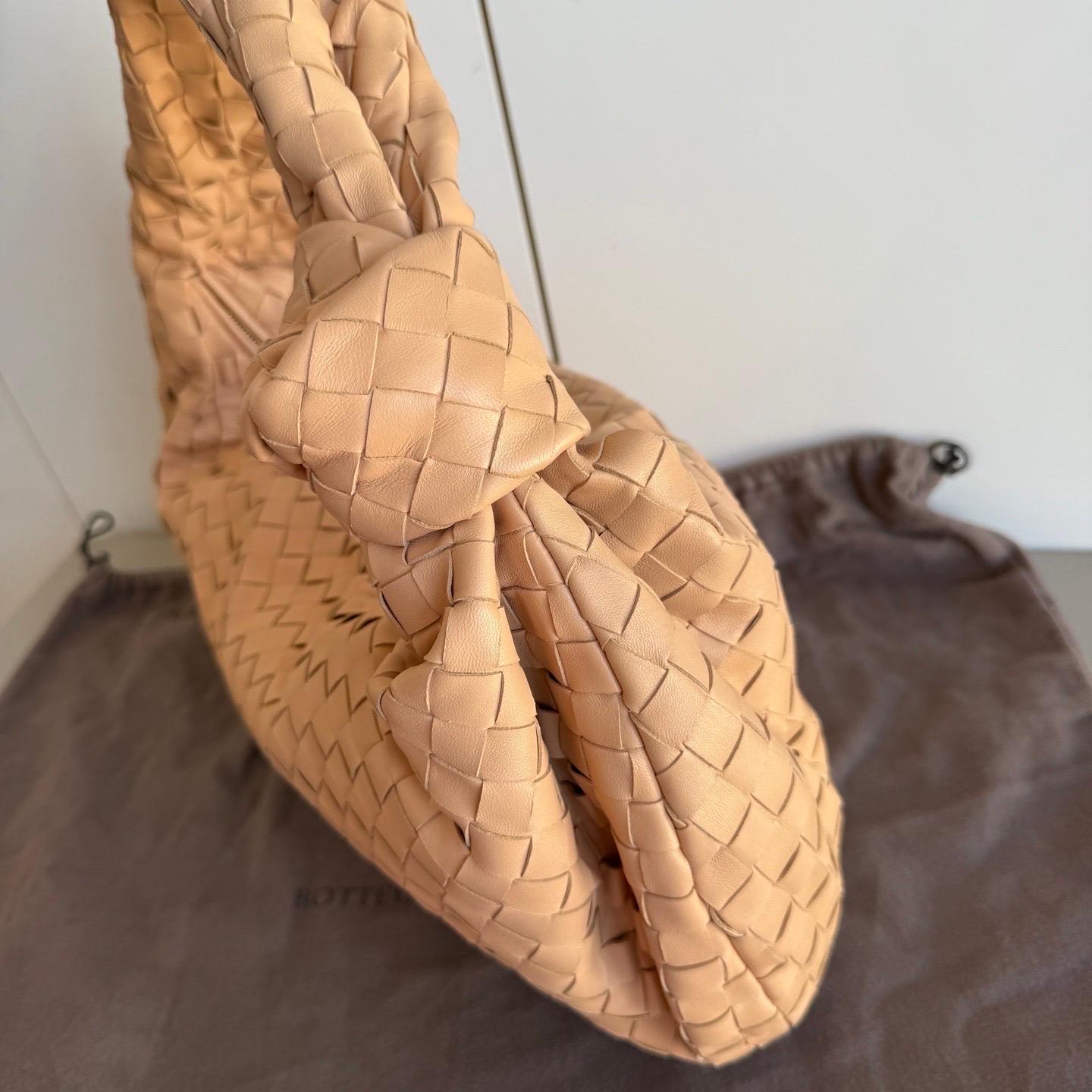 Women's Bottega Veneta Jodie Classic Large Almond Beige Lambskin Leather Clutch Bag For Sale