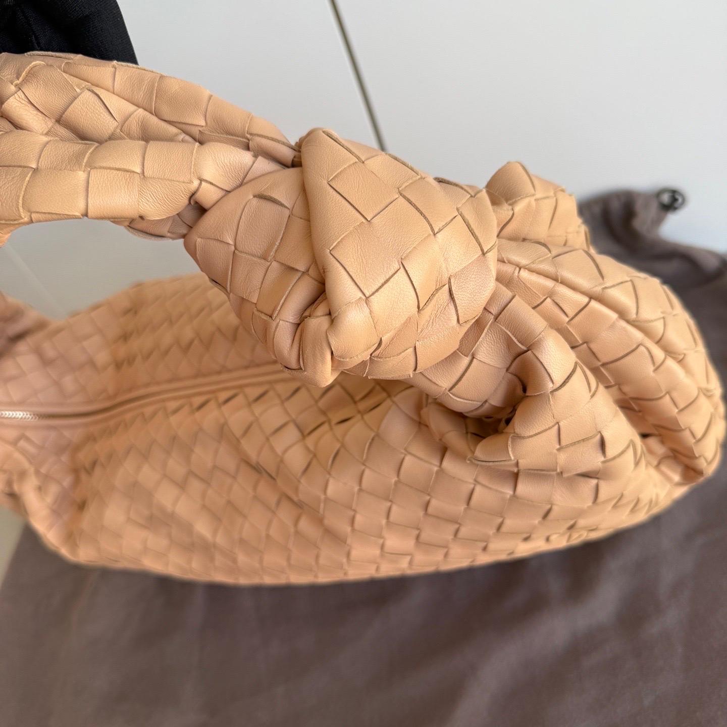 Bottega Veneta Jodie Classic Large Almond Beige Lambskin Leather Clutch Bag For Sale 2