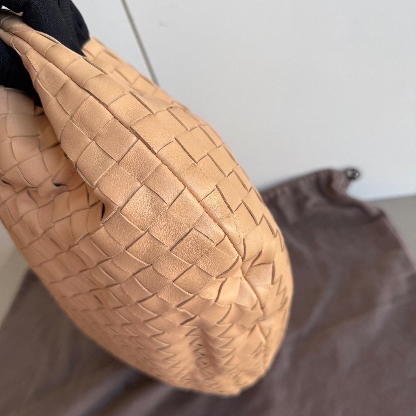 Bottega Veneta Jodie Classic Large Almond Beige Lambskin Leather Clutch Bag For Sale 3