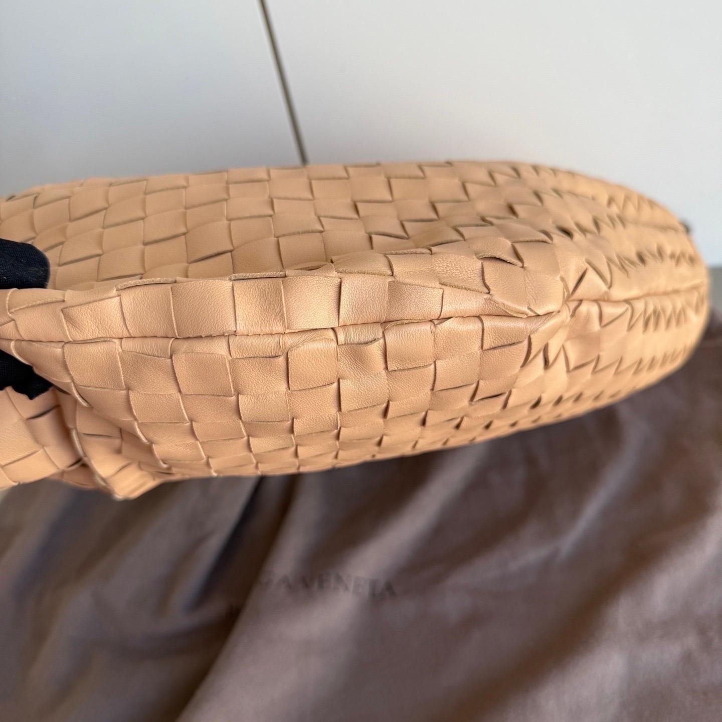 Bottega Veneta Jodie Classic Large Almond Beige Lambskin Leather Clutch Bag For Sale 4