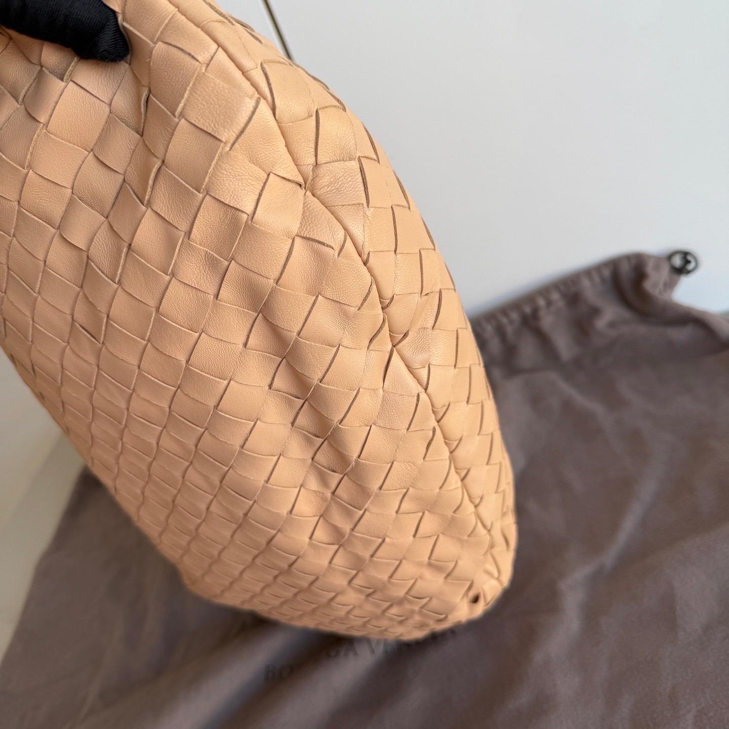Bottega Veneta Jodie Classic Large Almond Beige Lambskin Leather Clutch Bag For Sale 5