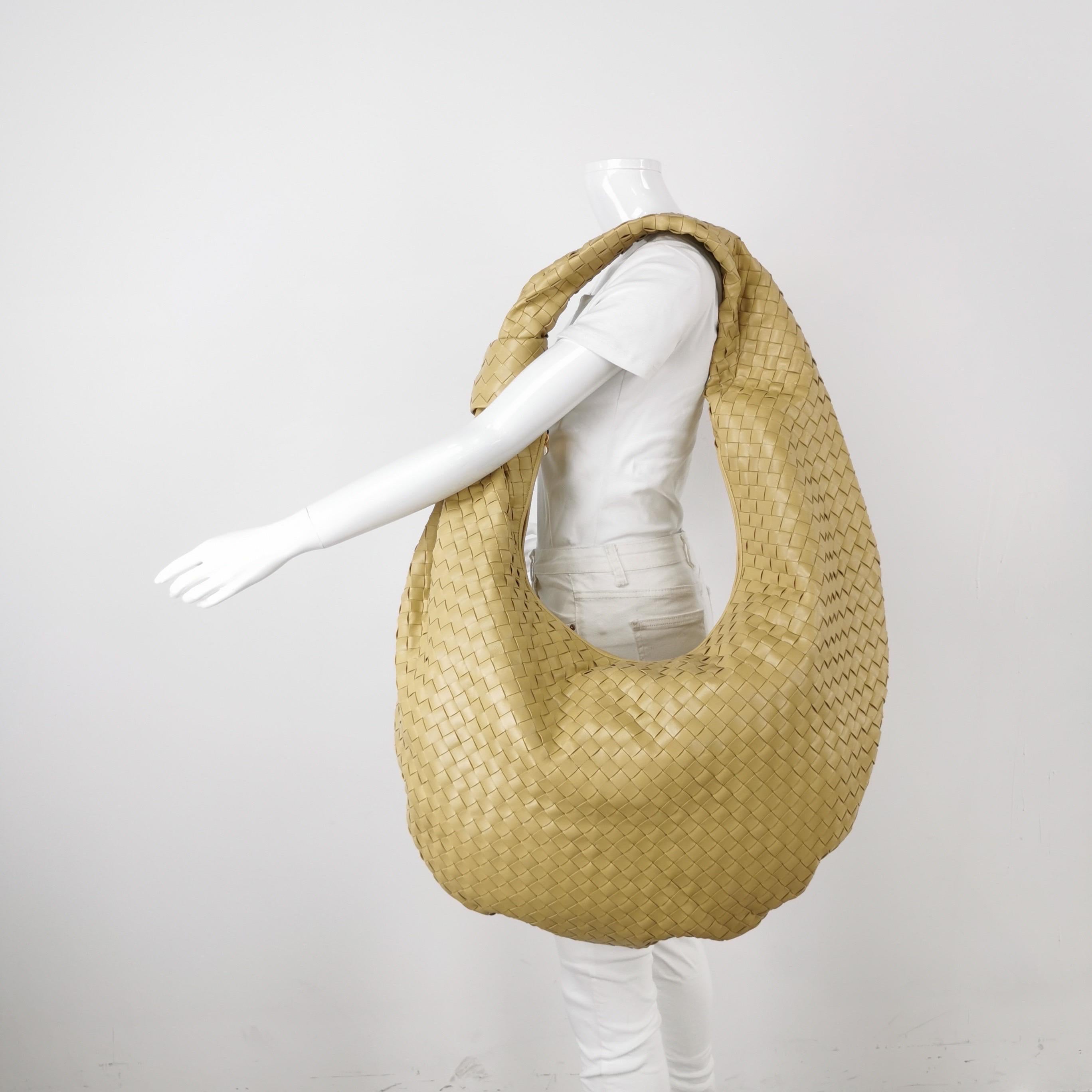 ÉTAT : EXCELLENT

Très légères taches à l'intérieur près de la fermeture éclair. Il pourrait être nettoyé. 

DÉTAILS :

Bottega Veneta
JODI
80% cuir d'agneau, 20% cuir de veau
Taille : Maxi
Couleur : Beige
Couleur de la quincaillerie : or
Dimensions