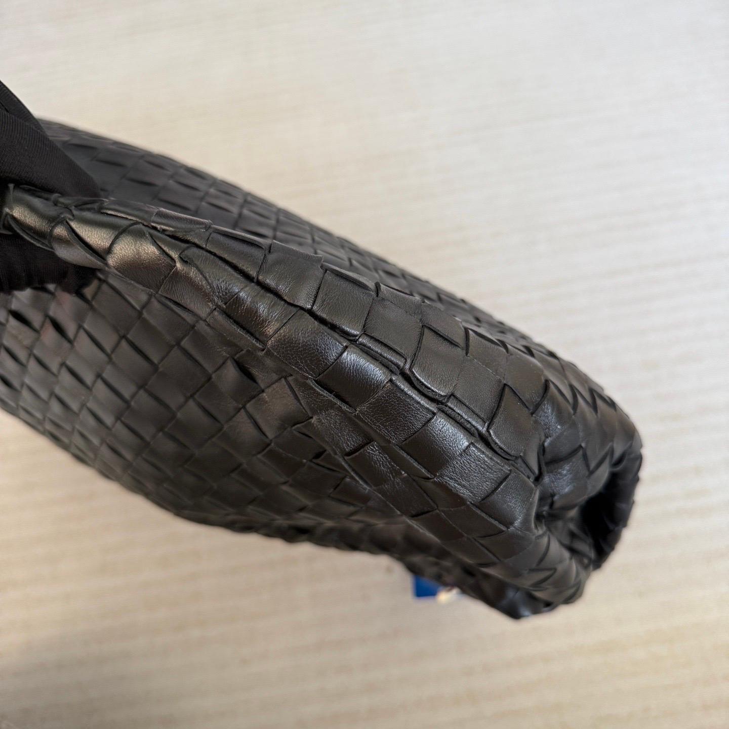 Le Bottega Veneta Jodie Medium en cuir est la plus grande taille de la série Jodie. 

ÉTAT : JAMAIS PORTÉ

DÉTAILS :

Bottega Veneta
JODI
Fabriqué en Italie
100% cuir d'agneau
Taille : Moyen
Couleur : noir
Dimensions : Largeur : 54cm x Hauteur :