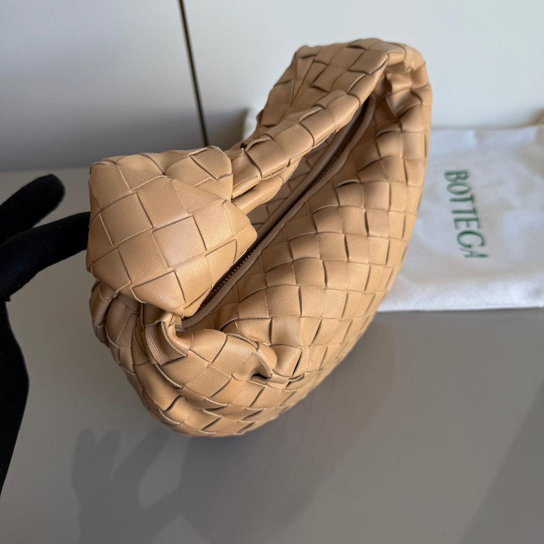 Bottega Veneta Jodie Mini Almond Beige Lambskin Leather Clutch Bag In Excellent Condition In AUBERVILLIERS, FR