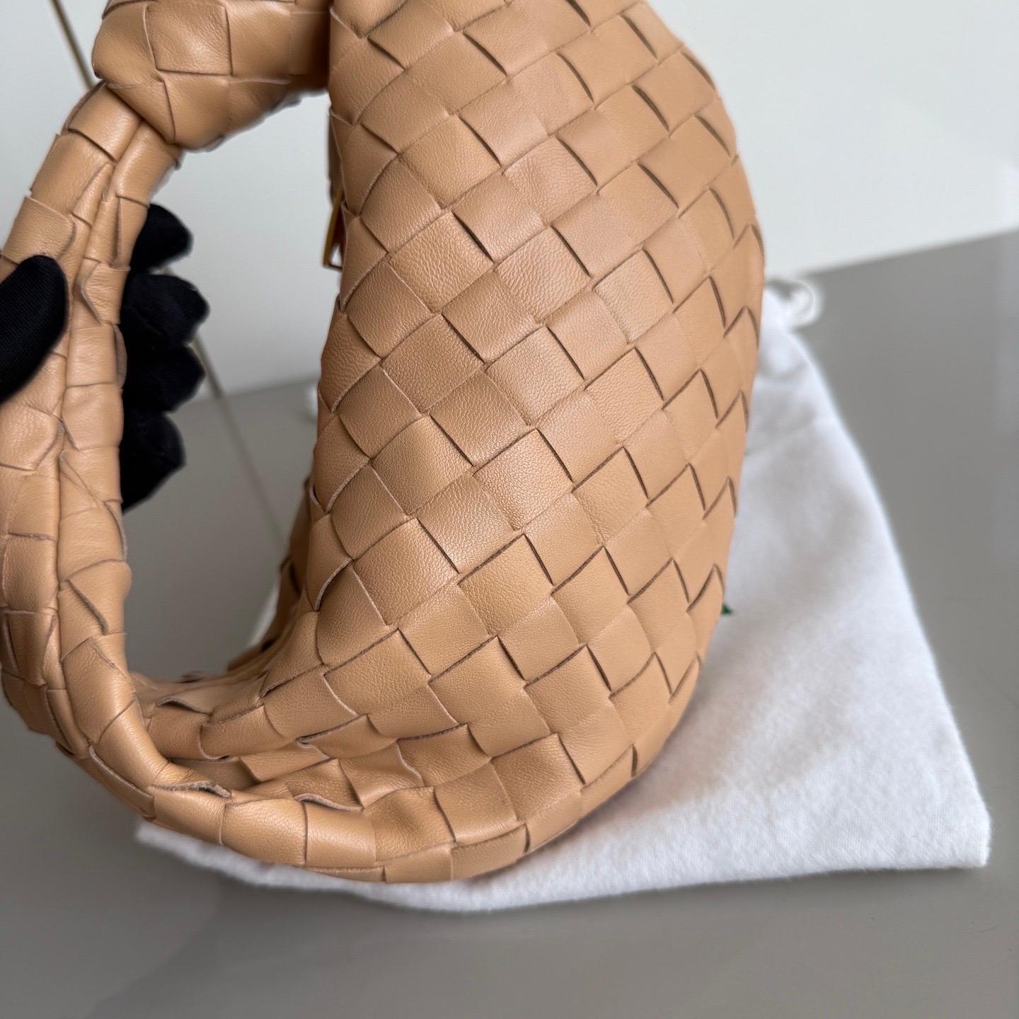 Bottega Veneta Jodie Mini Almond Beige Lambskin Leather Clutch Bag In New Condition In AUBERVILLIERS, FR