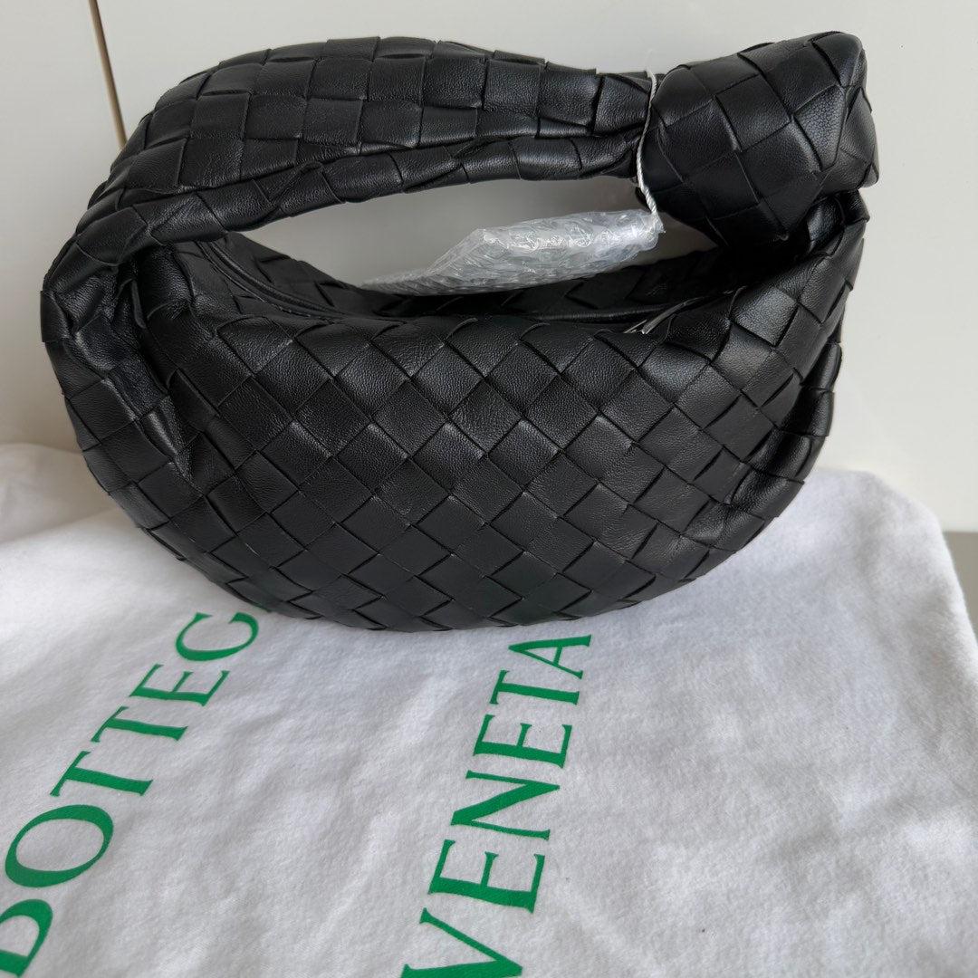 Bottega Veneta Jodie Mini Piel Negra Herrajes Dorados
 Estas son fotos profesionales de la bolsa real.
 La Bottega Veneta Jodie Mini de Piel ofrece el equilibrio perfecto entre practicidad y lujo. Su tamaño mini lo convierte en un bolso ideal para