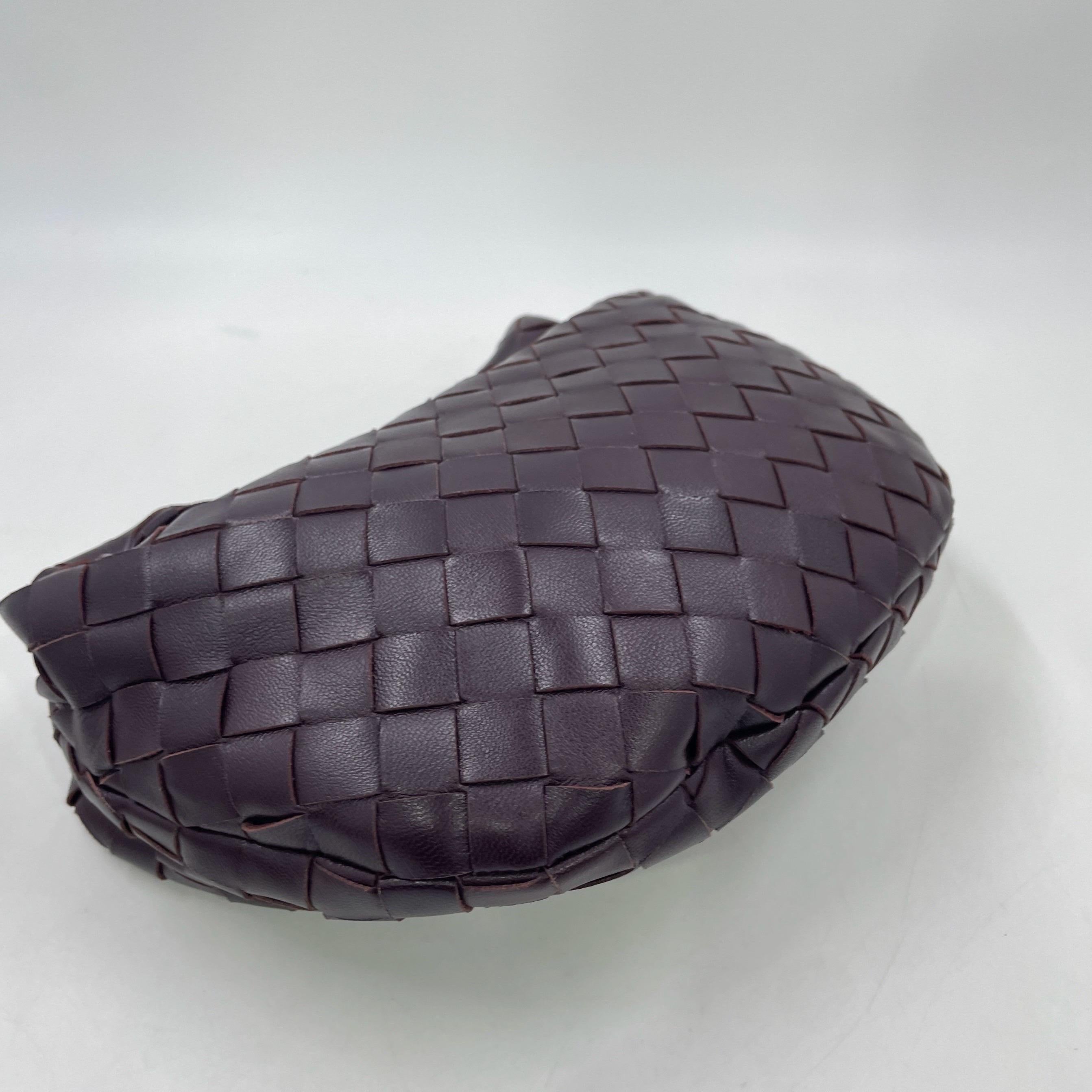Bottega Veneta Jodie Mini in pelle di Borgogna scuro e vino in vendita 7
