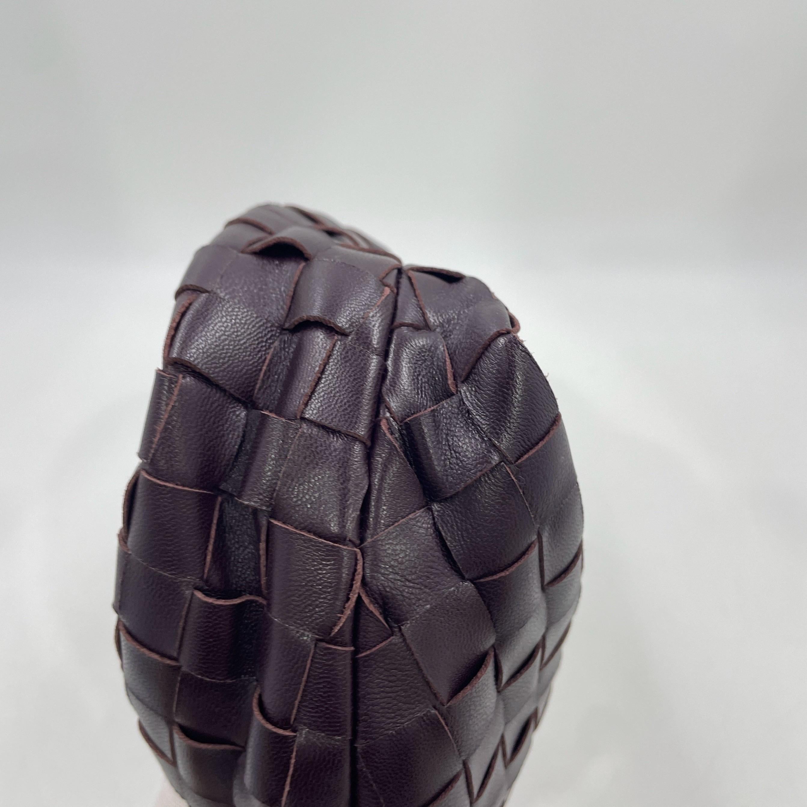 Bottega Veneta Jodie Mini in pelle di Borgogna scuro e vino in vendita 9
