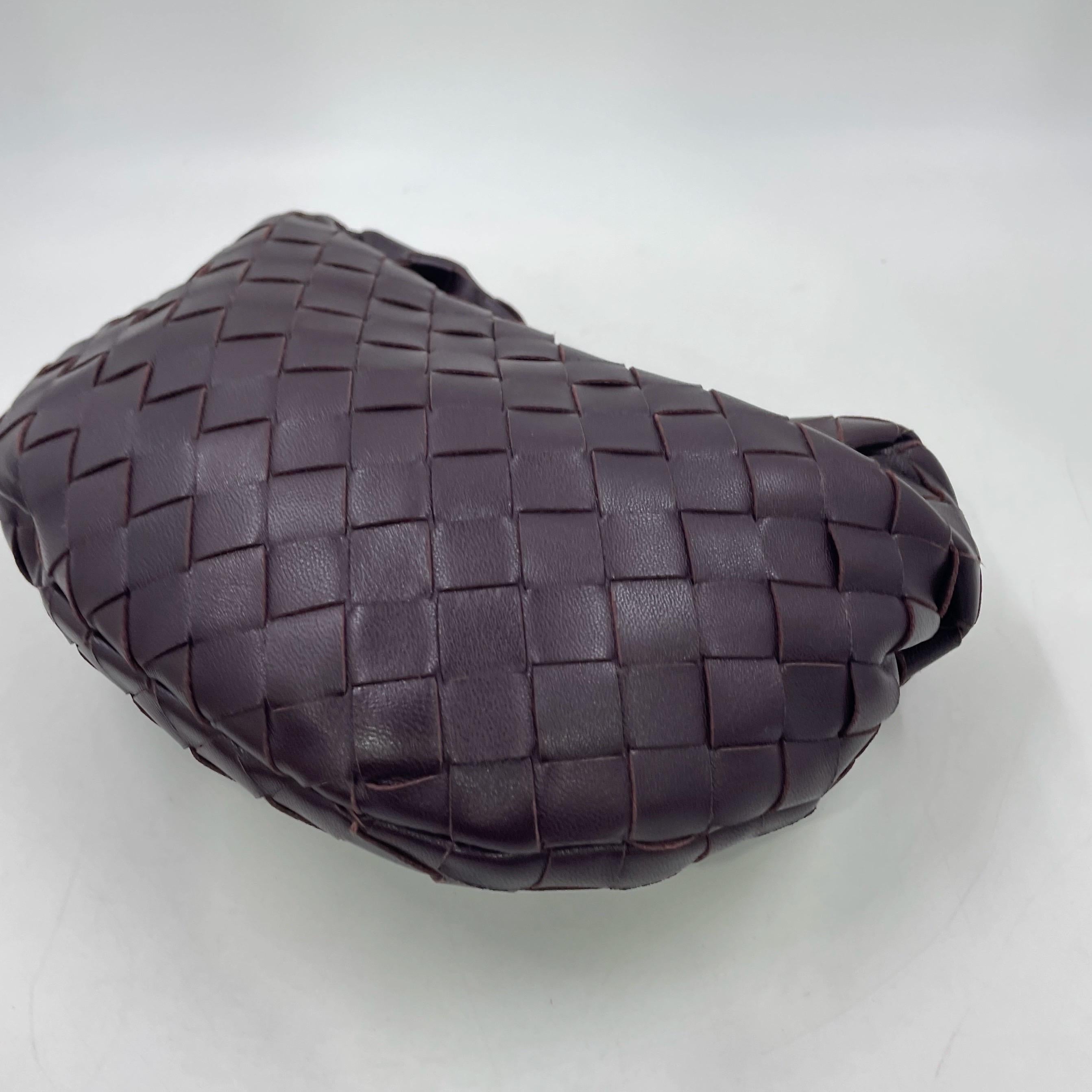 Bottega Veneta Jodie Mini in pelle di Borgogna scuro e vino in vendita 10