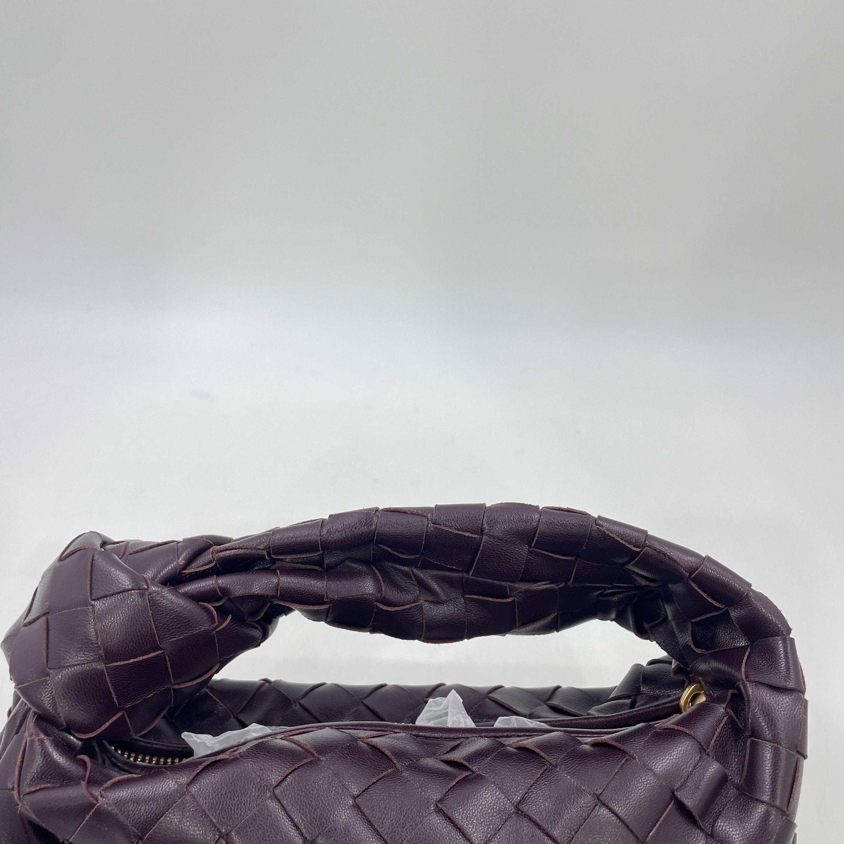 Bottega Veneta Jodie Mini in pelle di Borgogna scuro e vino in vendita 12