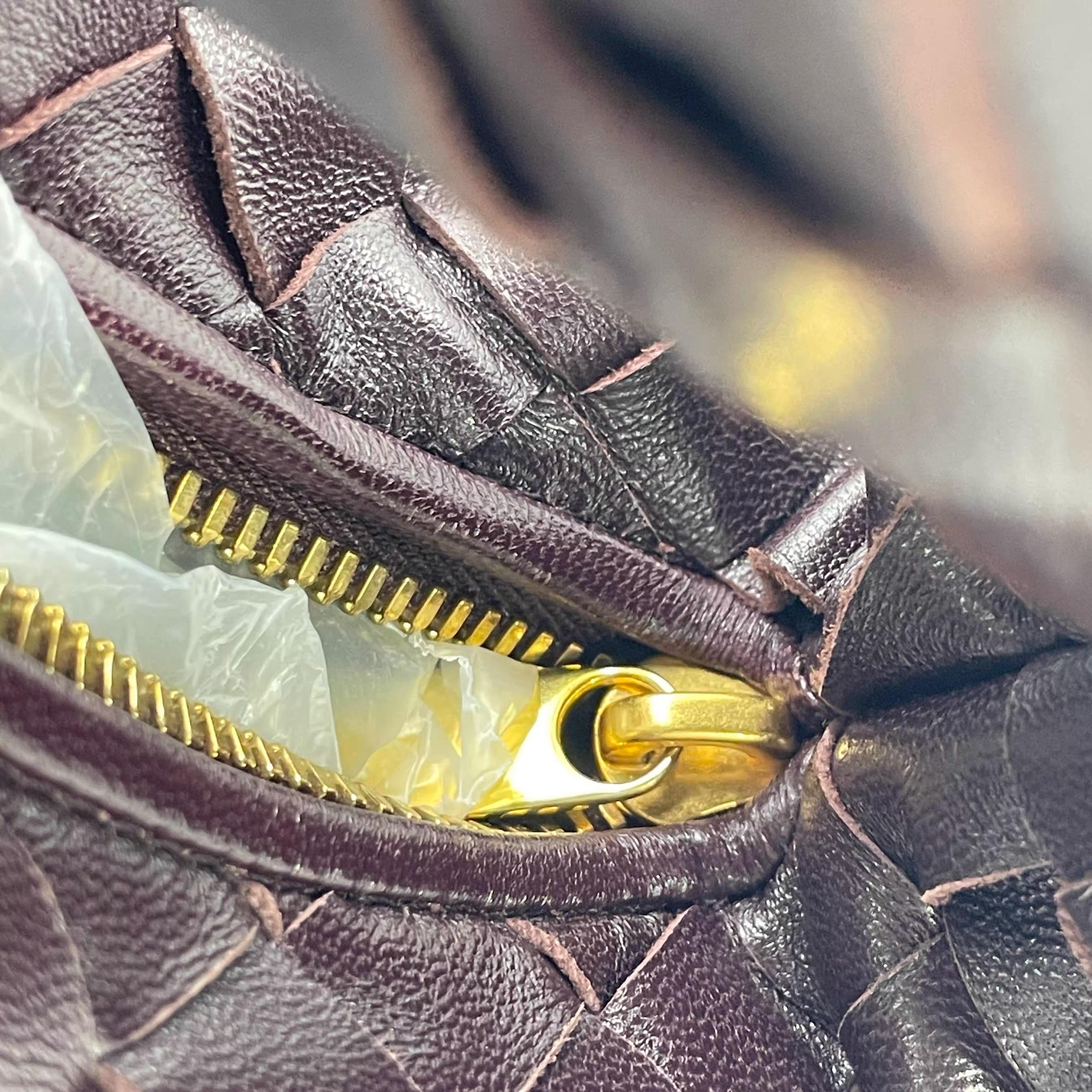 Bottega Veneta Jodie Mini in pelle di Borgogna scuro e vino in vendita 14