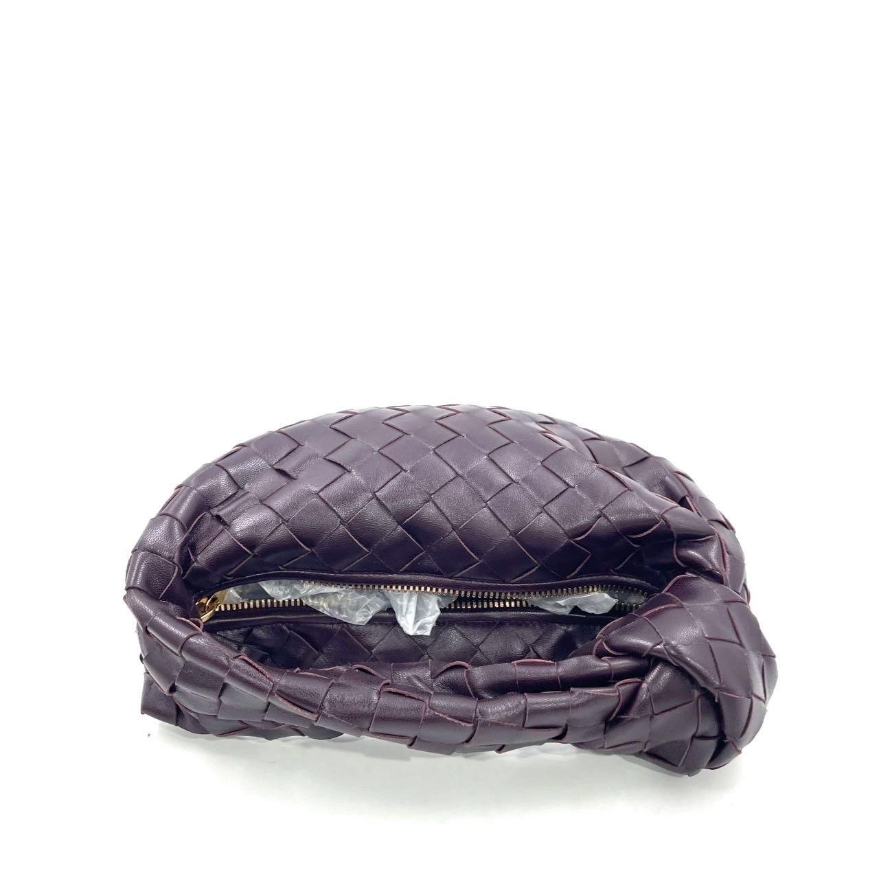 Donna Bottega Veneta Jodie Mini in pelle di Borgogna scuro e vino in vendita