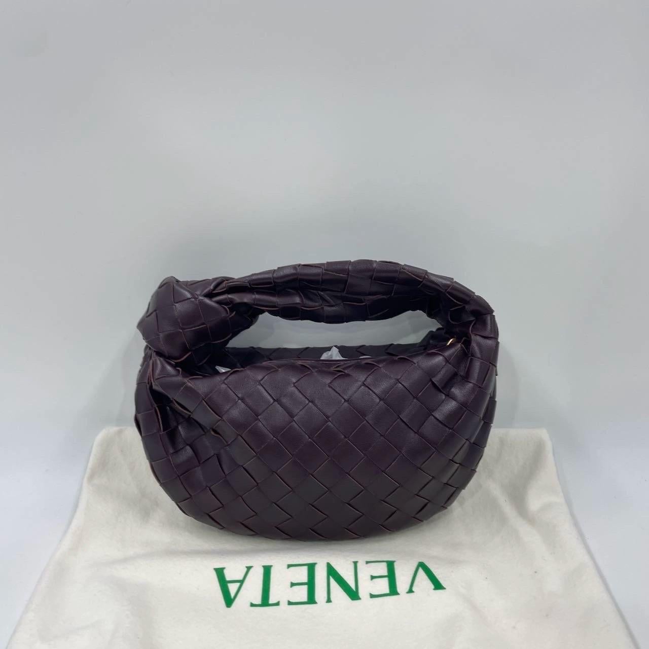 Bottega Veneta Jodie Mini in pelle di Borgogna scuro e vino in vendita 1