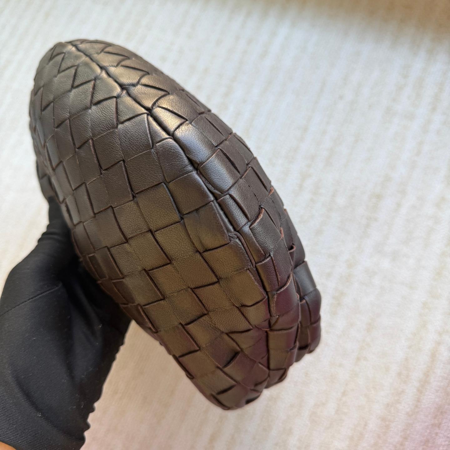 Bottega Veneta - JODI Mini Fondant - Pochette en cuir d'agneau brun chocolat foncé en vente 5