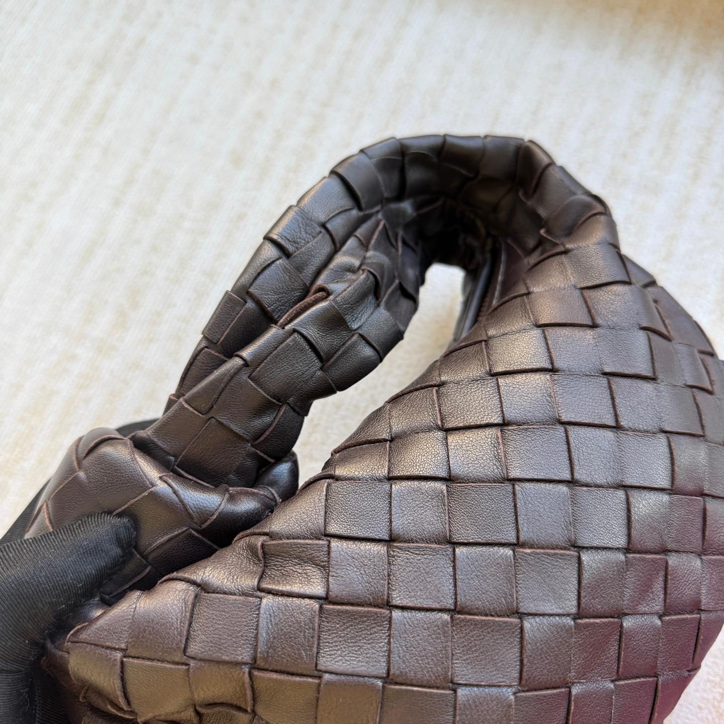 Bottega Veneta - JODI Mini Fondant - Pochette en cuir d'agneau brun chocolat foncé en vente 6