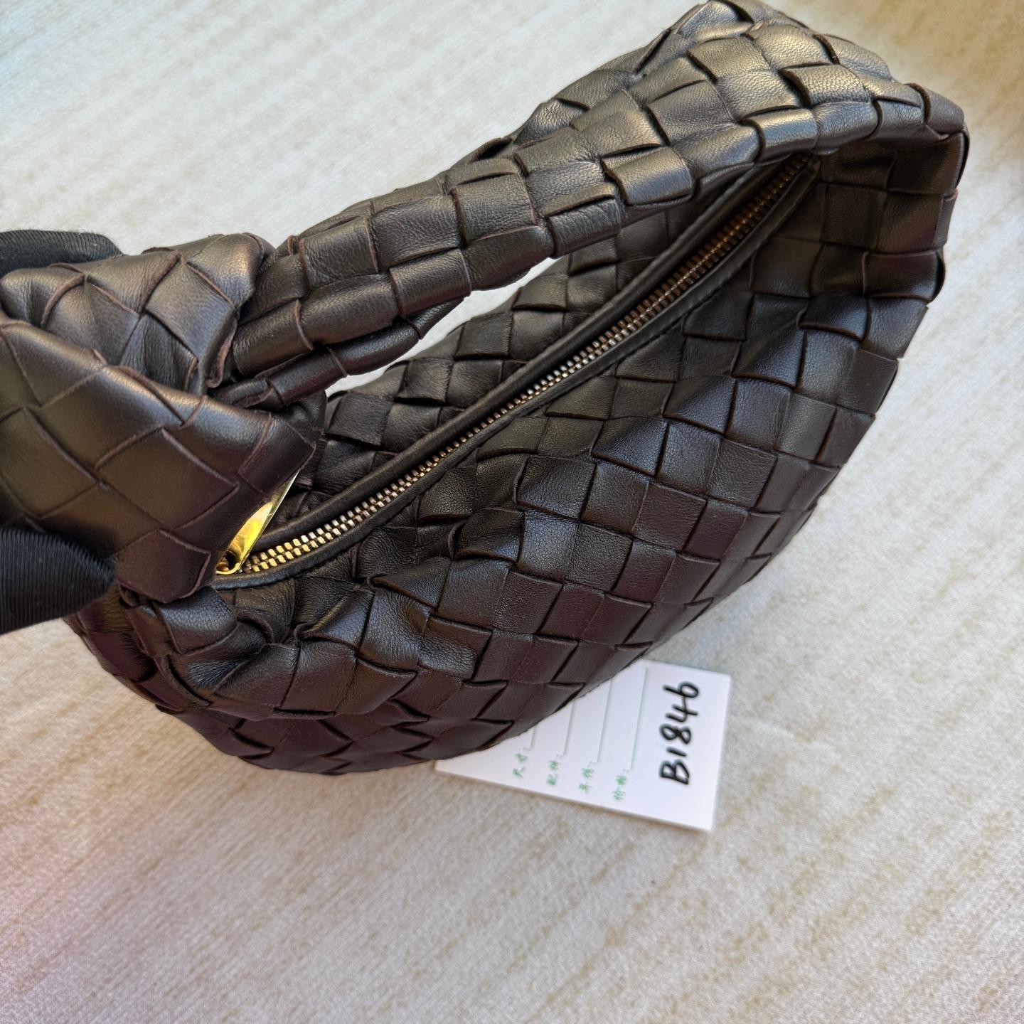 Bottega Veneta - Jodie Mini Fondant - Chocolat foncé - Pochette en cuir d'agneau marron
Il s'agit de photos professionnelles du sac offert par Luxbags.
Le Bottega Veneta Jodie Mini en cuir luxueux offre l'équilibre parfait entre praticité et luxe.