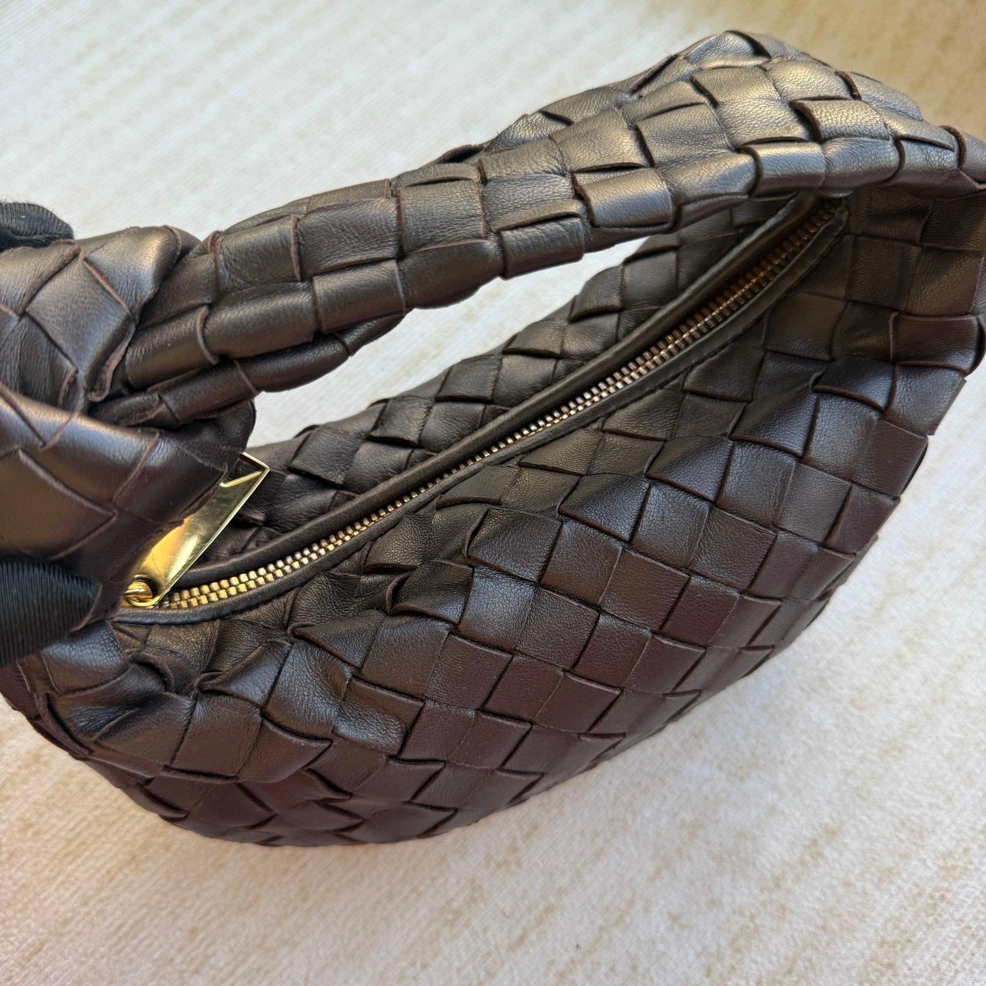 Noir Bottega Veneta - JODI Mini Fondant - Pochette en cuir d'agneau brun chocolat foncé en vente